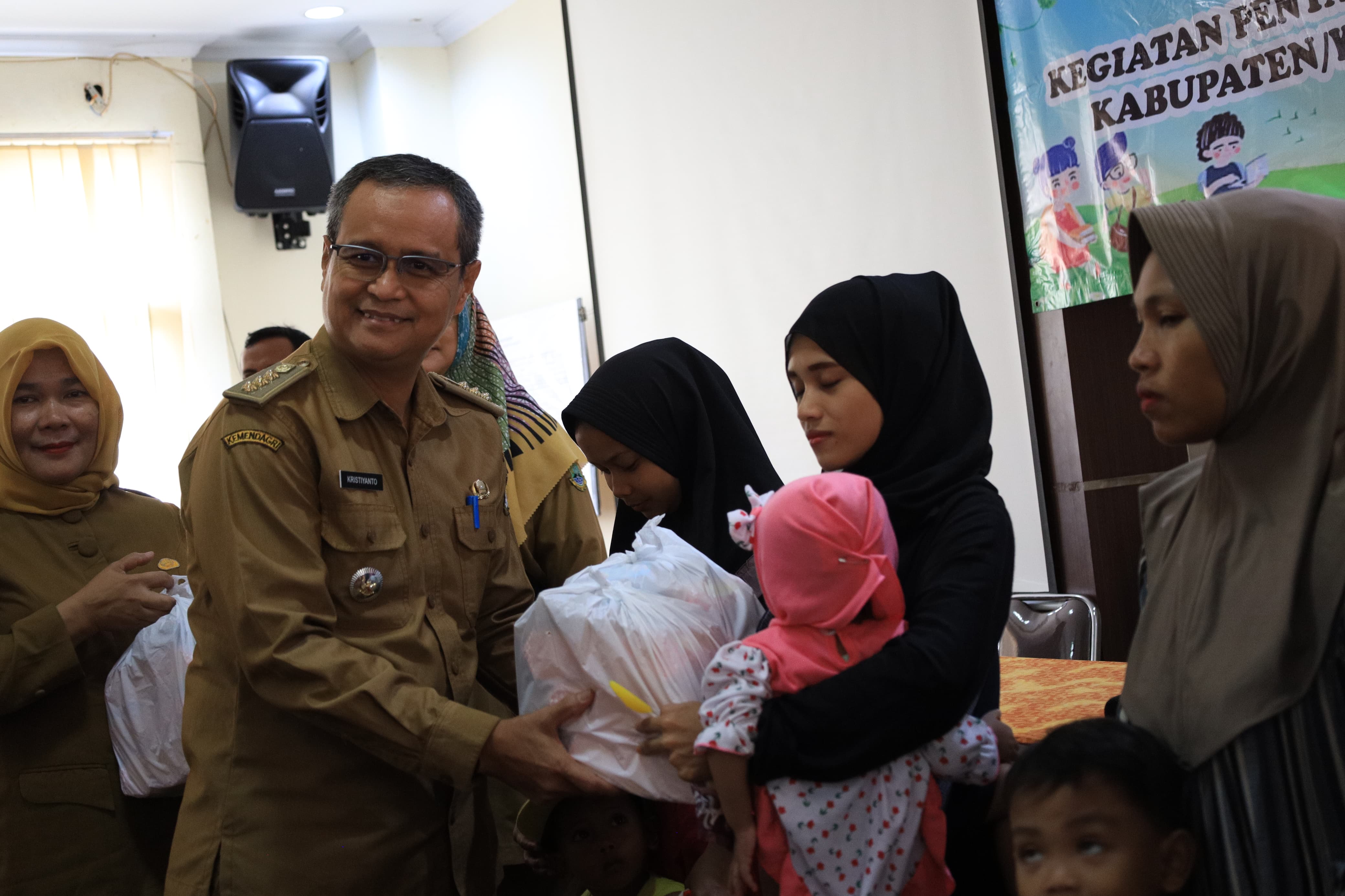 Kegiatan Penyaluran Bantuan Makanan Tambahan Bagi Anak Beresiko Stunting di Kabupaten/Kota Lokasi Fokus Prioritas Pencecegahan dan Penurunan Stunting Tahun 2025 di Aula Kecamatan Kasemen