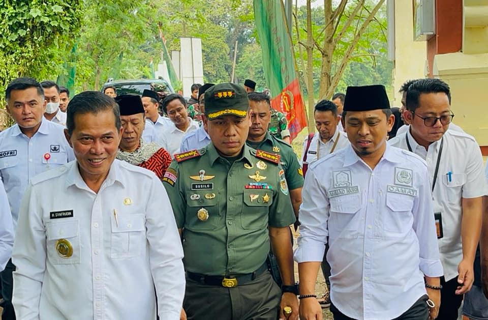 Nuri mendampingi Walikota Serang Pada Kegiatan Karya Bakti TNI