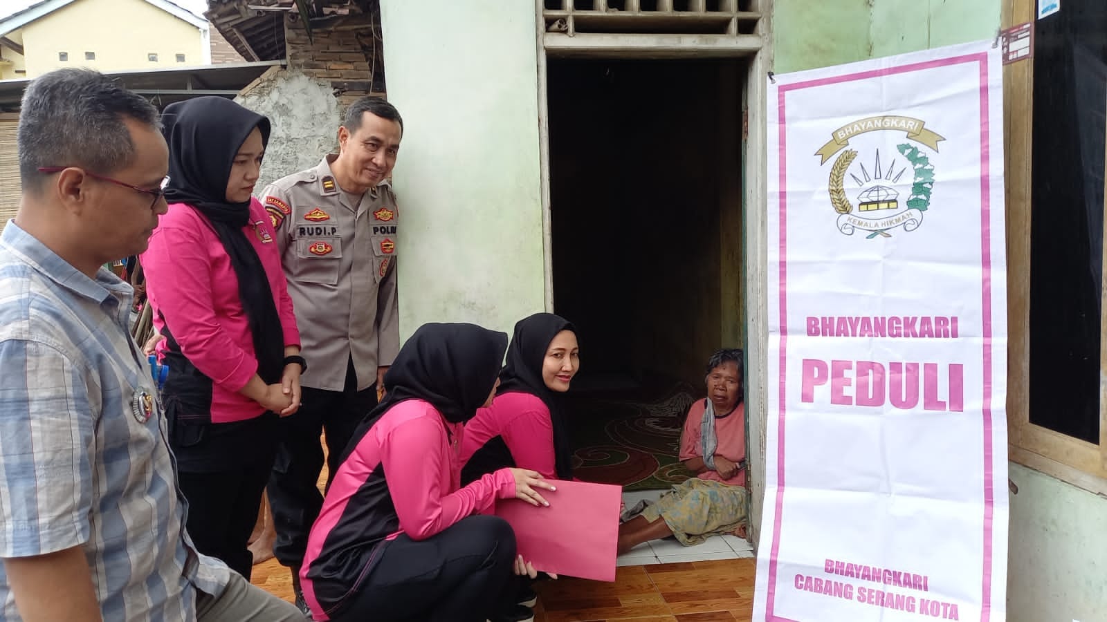 Memberikan Bantuan 