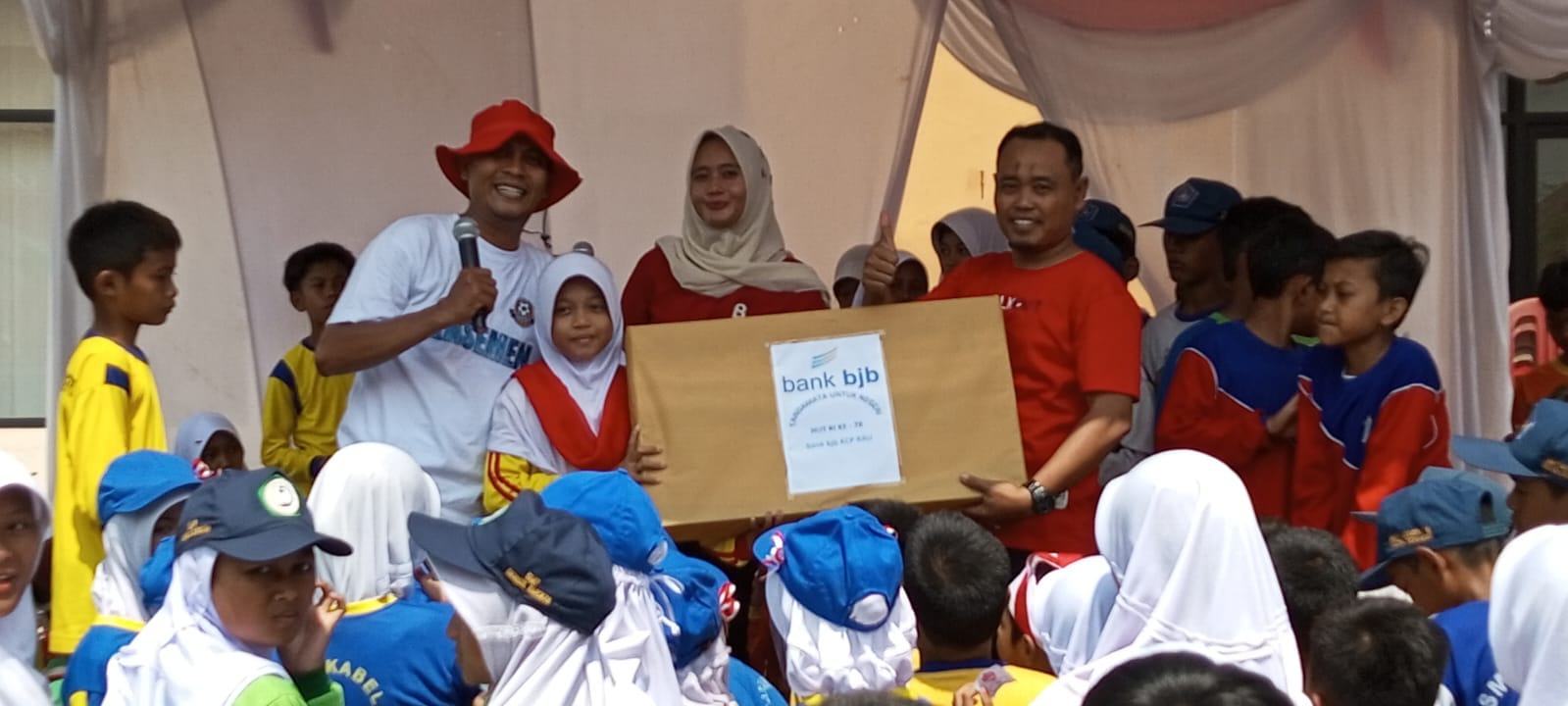 Kegiatan lomba Gerak Jalan Tingkat SDN , SMPN &amp; SMAN Di Halaman Kantor Kecamatan.