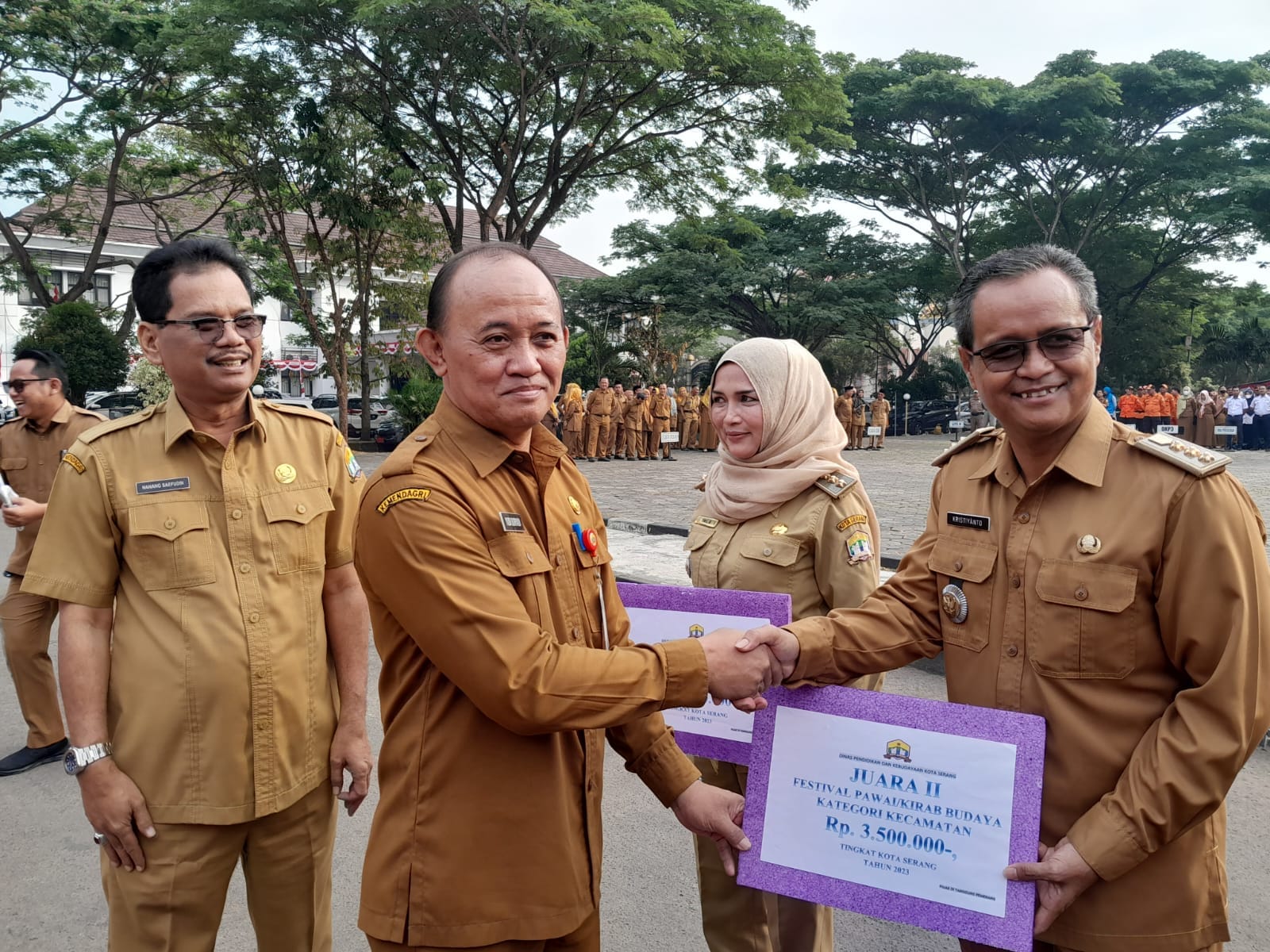 Hadiah Juara Pawai Budaya Hut Kota Serang ke16 , Disaksikan Sekda &amp; Asda 2 Kota Serang.