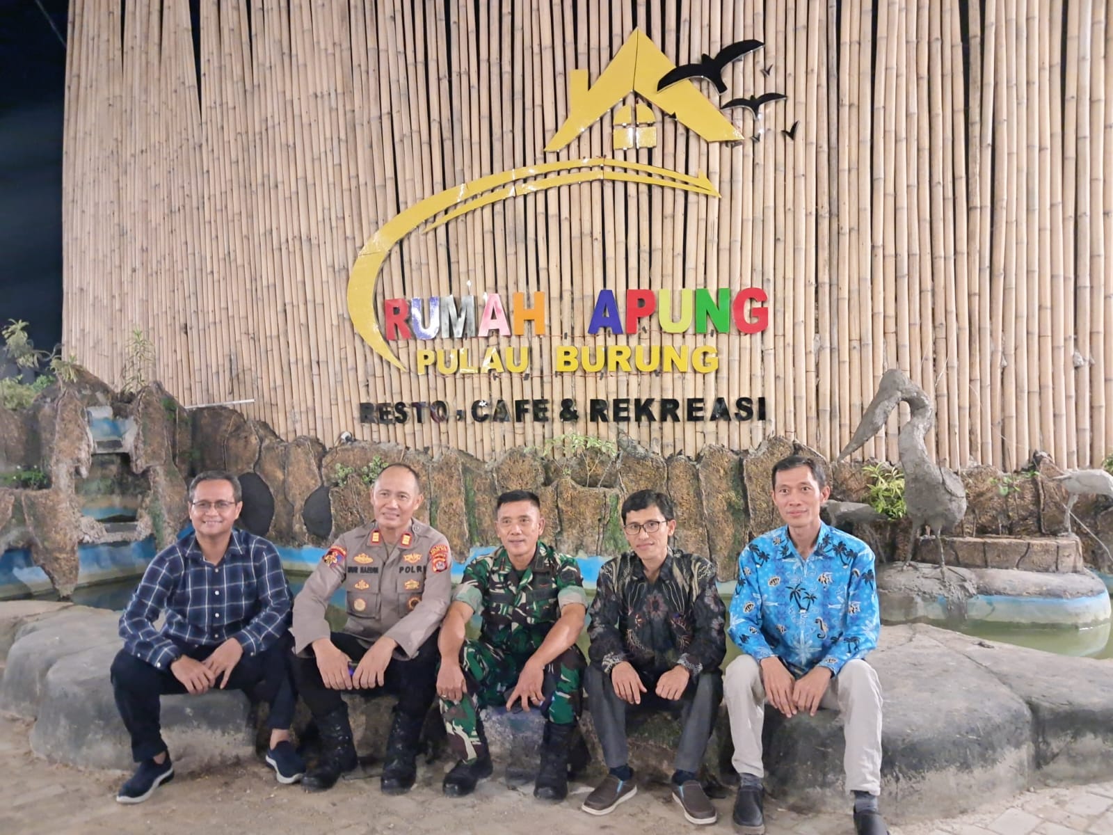 Unit usaha Restoran Rumah Apung Pulau Burung Di jln kebon lama kelurahan sawah luhur.