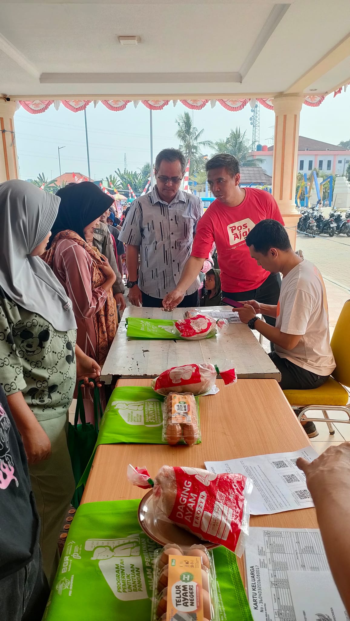 Monitoring & menyerahkan Bantuan Ayam dan Telor