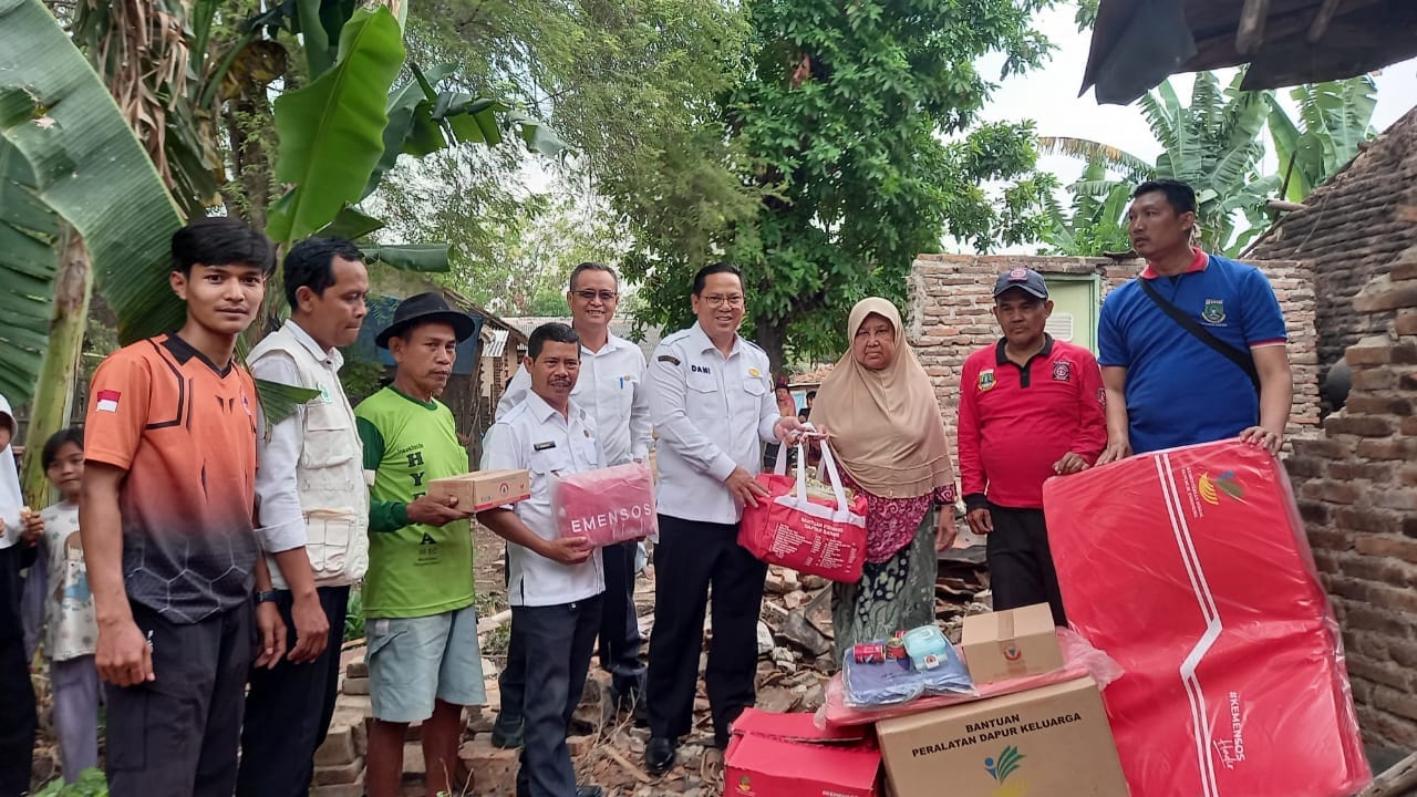 memberikan bantuan rumah roboh