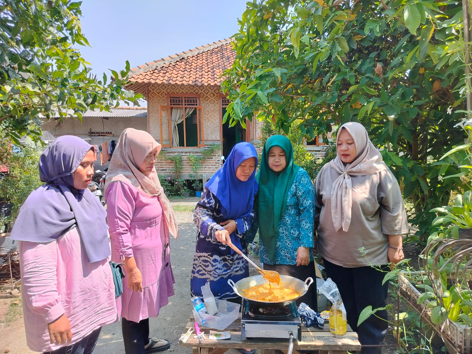Ibu-Ibu Kader Pokja 2 dan 3 serta kelompok Dasawisma, melakukan Praktek pembuatan Abon Lele