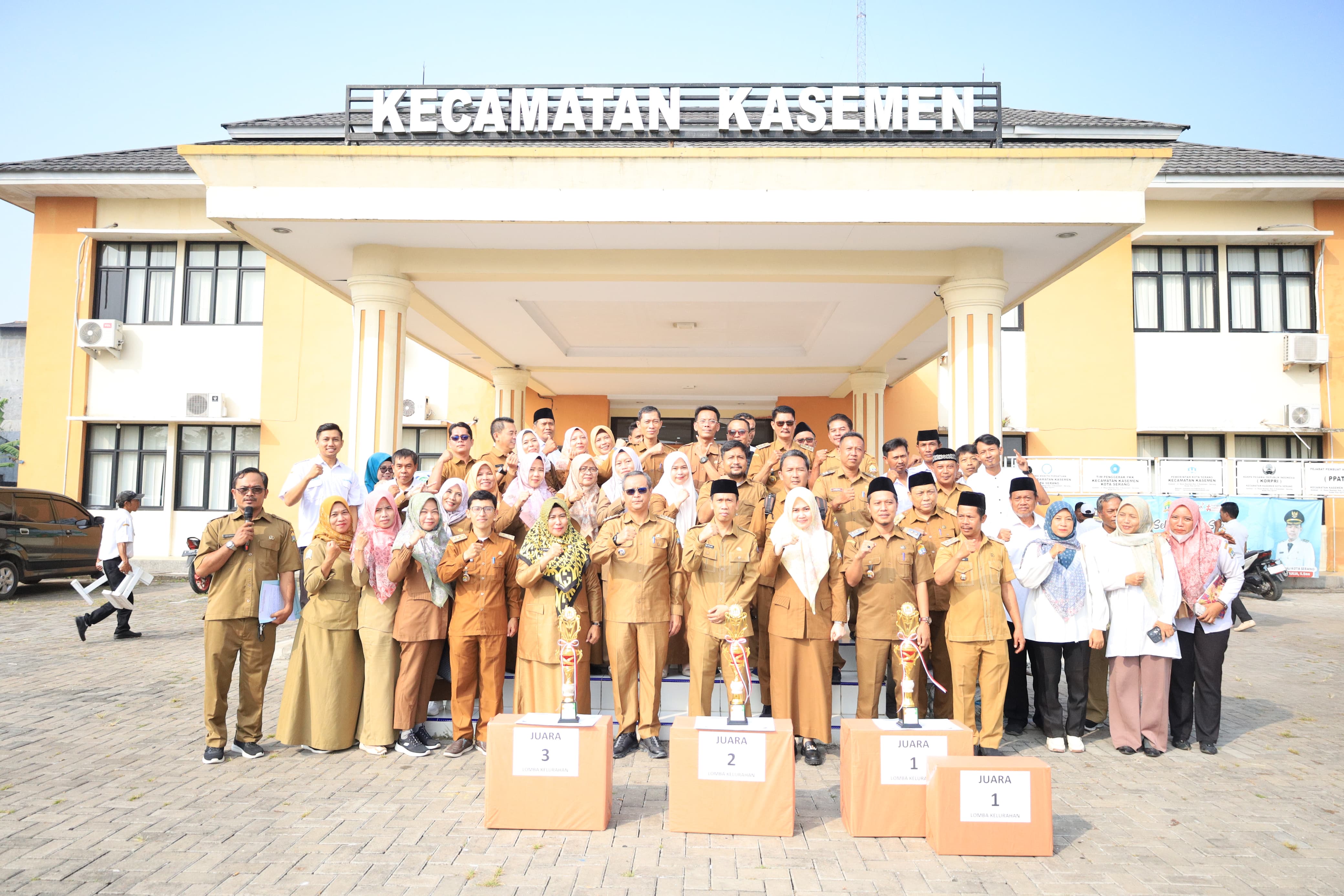 Apel Pagi dirangkaikan dengan Penyerahan Hadiah Juara Lomba Kelurahan Tahun 2025