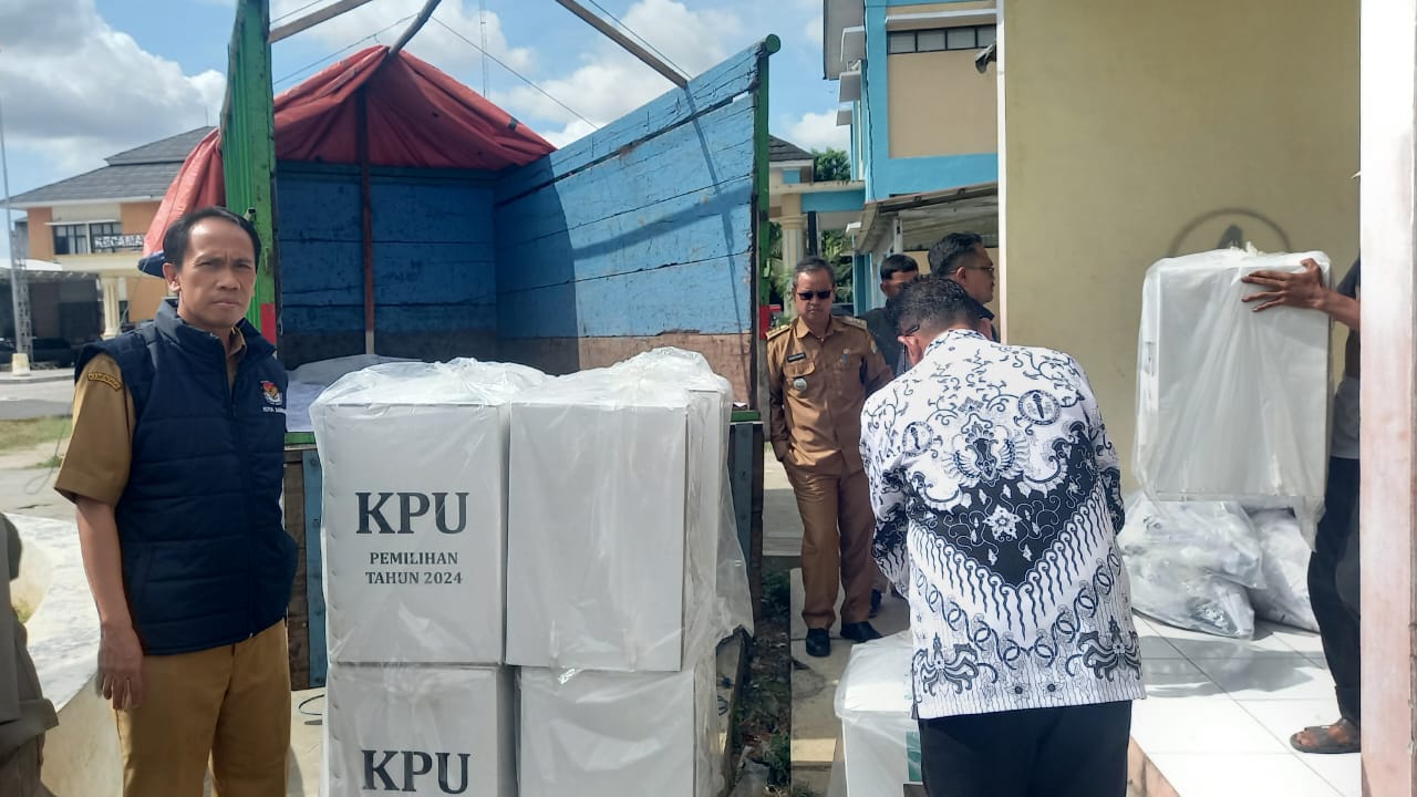 Camat Kasemen Meninjau Pendistribusian Logistik Pilkada 2024 dari PPK ke PPS