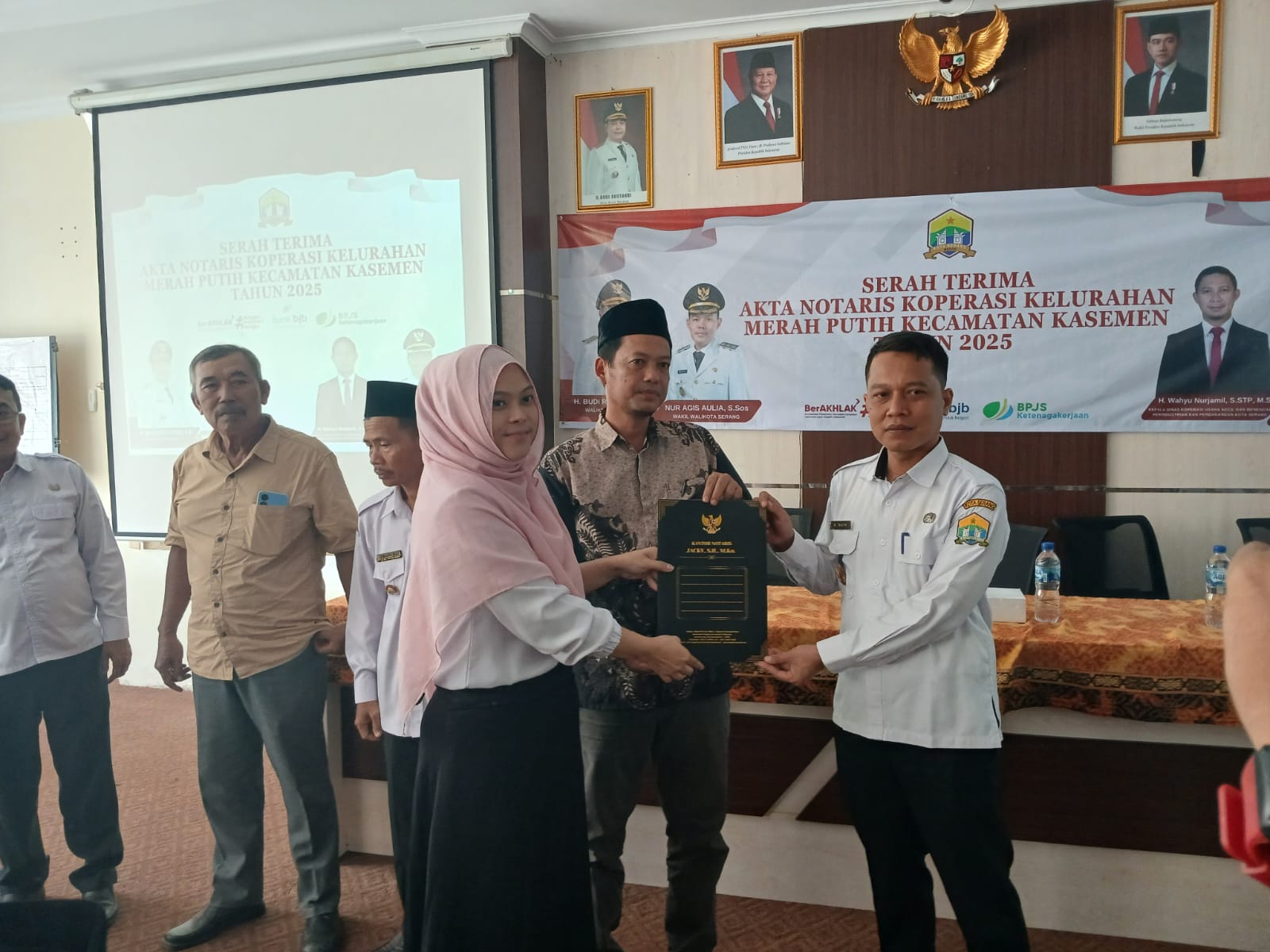 Penyerahan Akta Notaris Koperasi "Kelurahan Merah Putih" Kecamatan Kasemen Tahun 2025