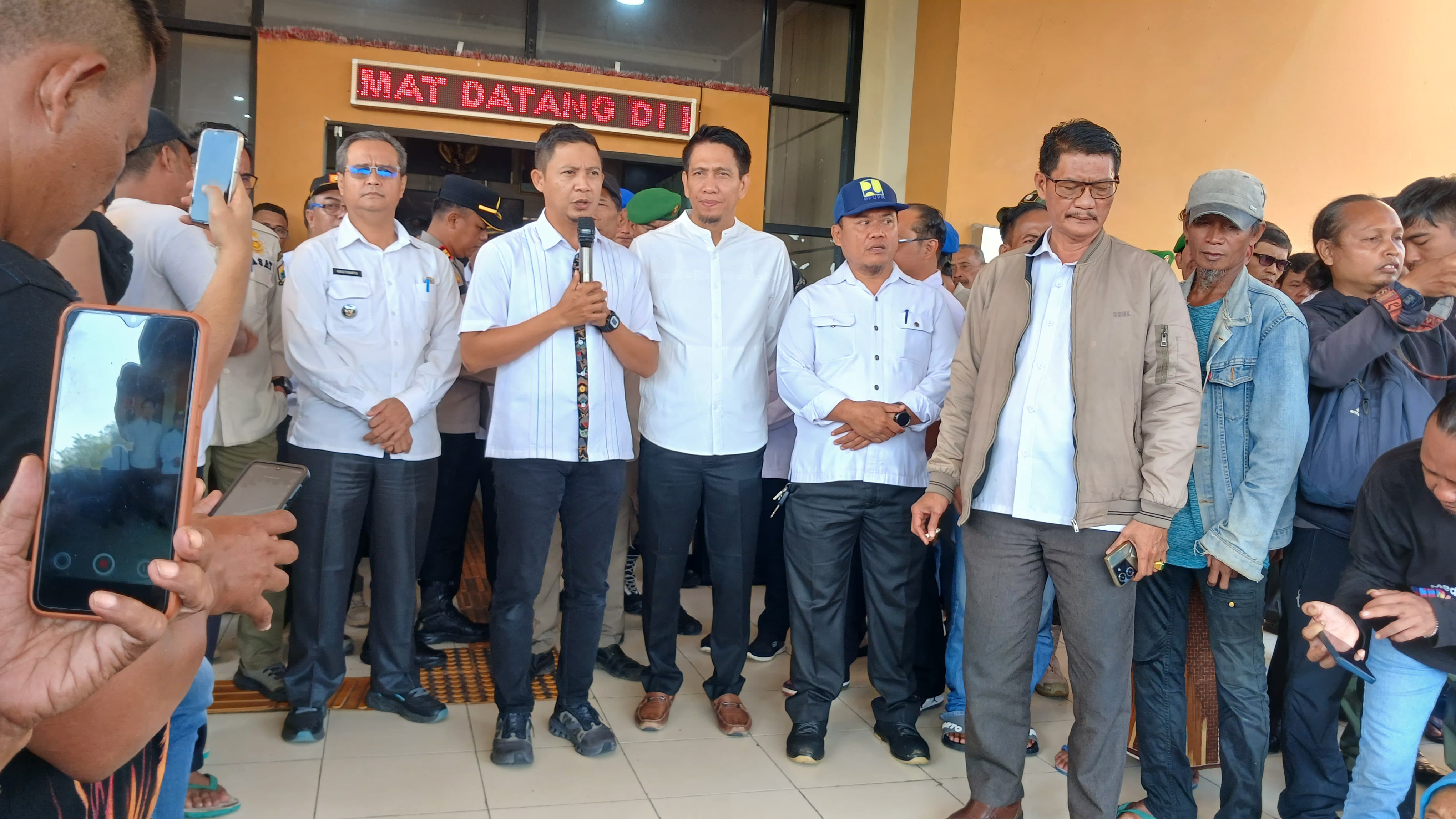 Camat Kasemen bersama Ketua Satgas Percepatan Pembangunan Dan Investasi Kota Serang Menerima Audiensi Warga Sukadana 1 Yang Menolak Relokasi Ke Rusunawa