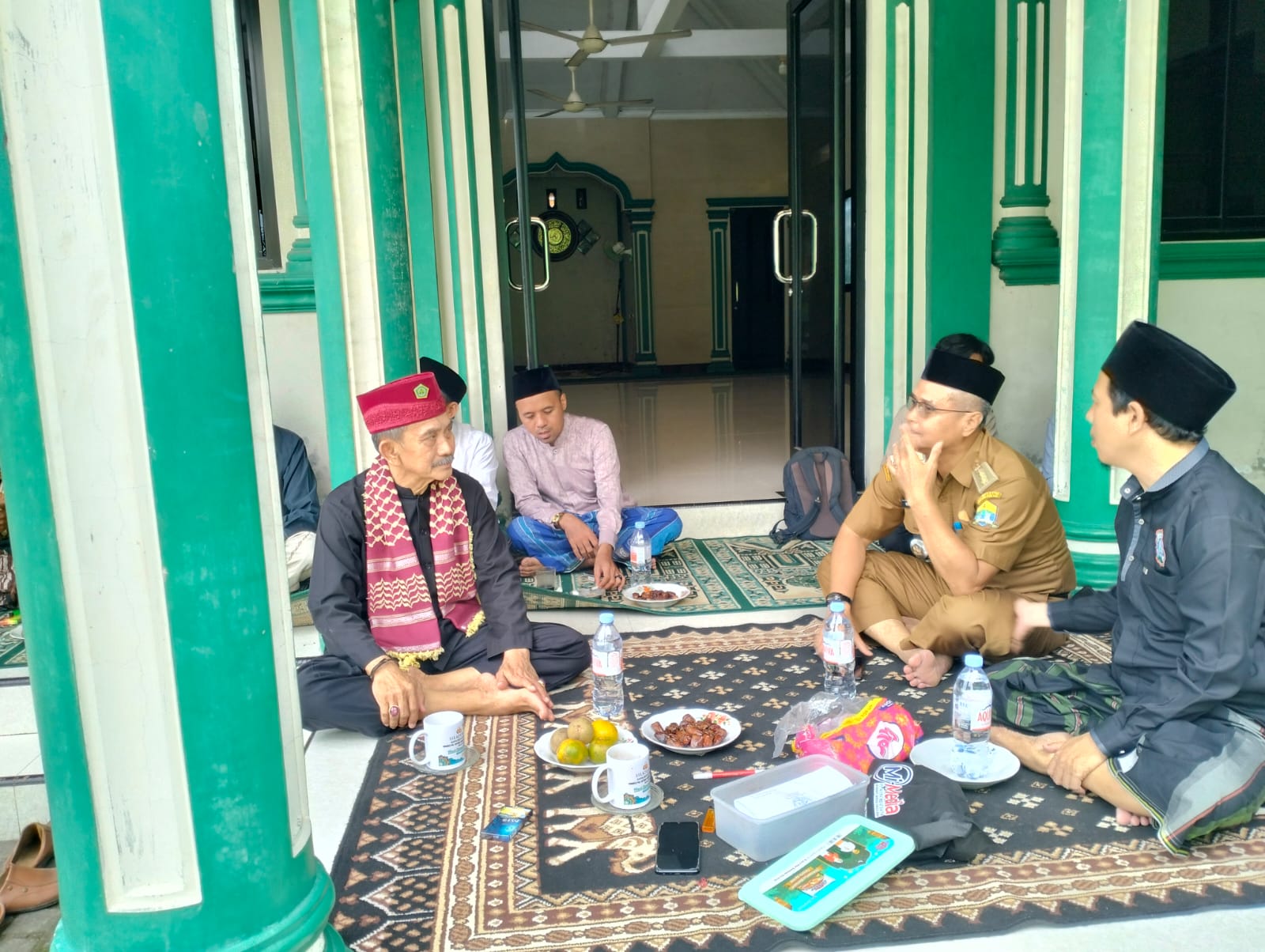 Santunan Anak Yatim Di Pondok Pesantren Qur'an Al-Mubarok Kubang Mas Kel. Warung Jaud Kec. Kasemen Oleh Camat Kasemen