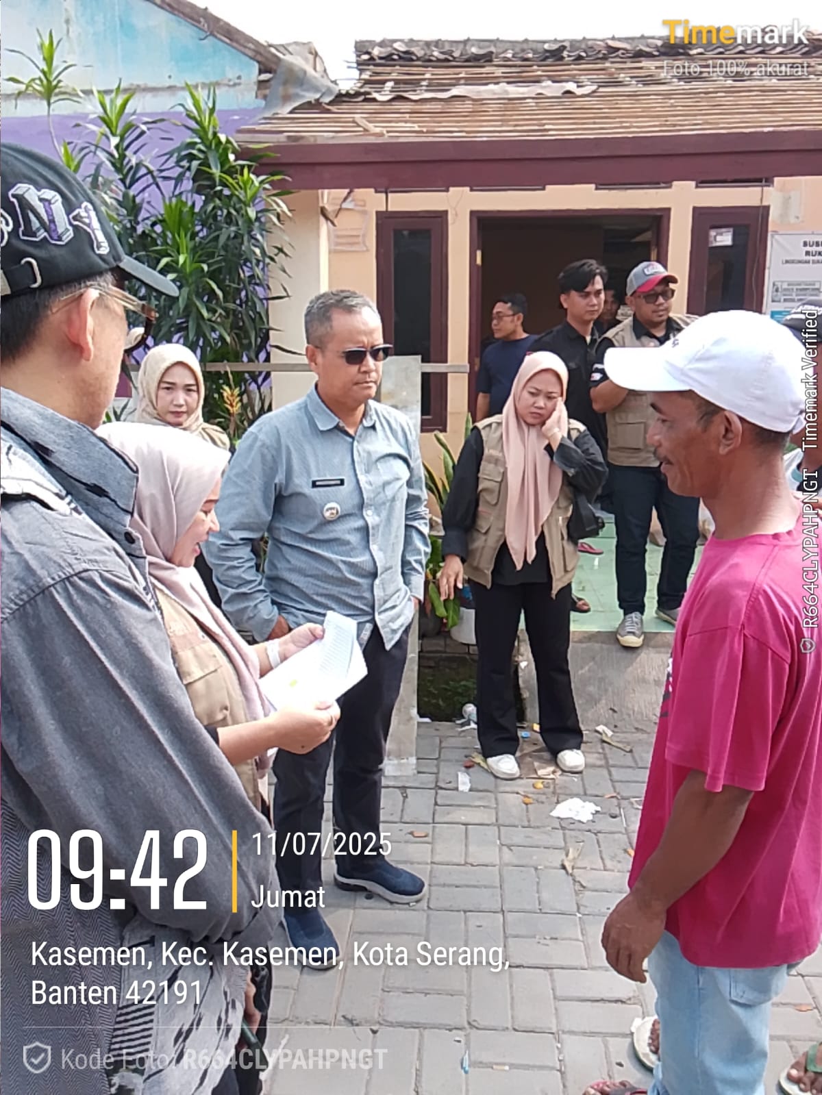 Kegiatan Penyaluran Bansos Kepada Warga Sukadana Yang Terdampak Relokasi Sungai Cibanten Dari Dinsos Kota Serang Didampingi Camat Kasemen