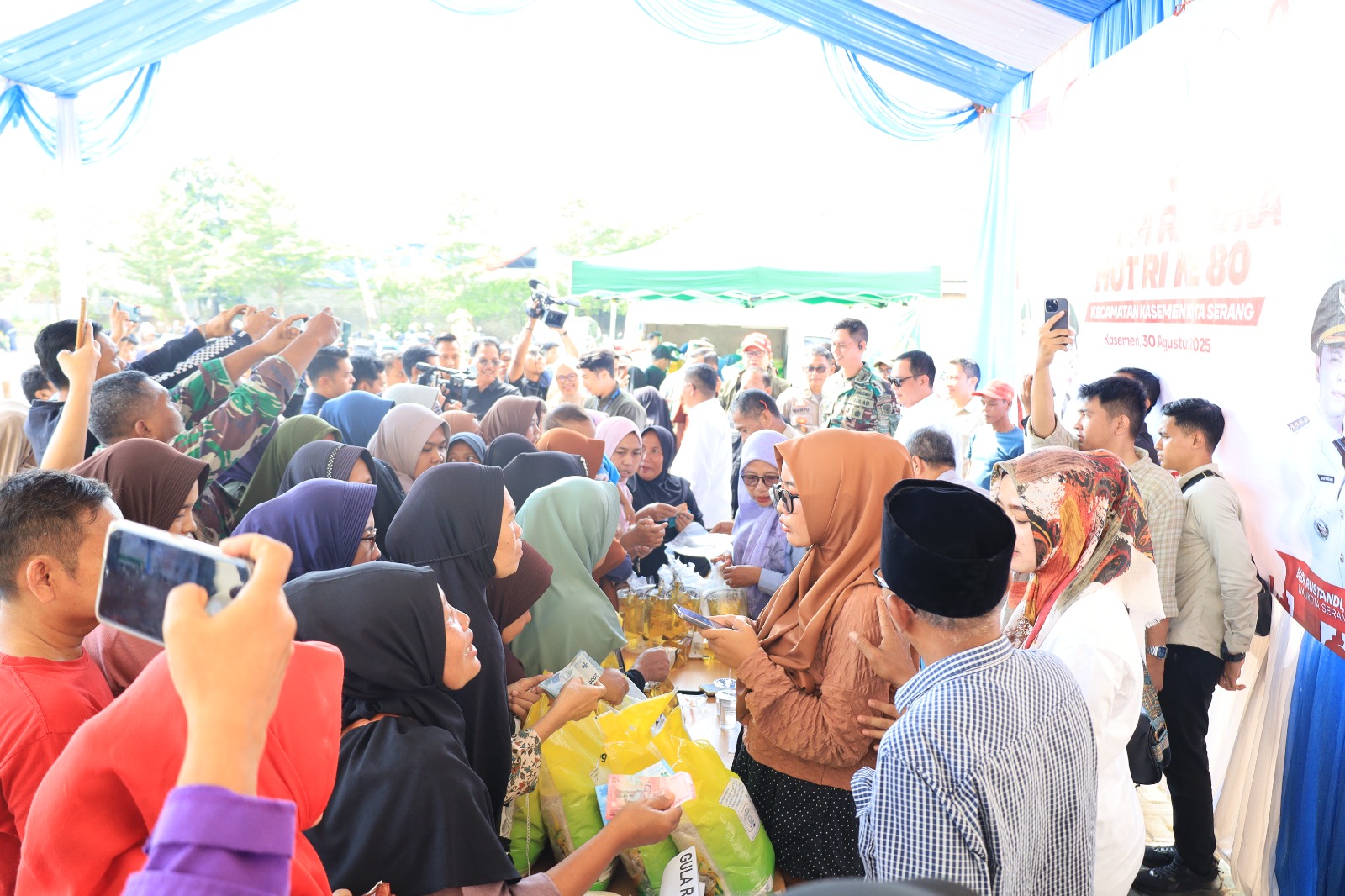 Gerakan Pangan Murah Se-Indonesia Untuk Tingkat Kecamatan Kasemen Kota Serang Dihadiri Oleh Gubernur Provinsi Banten Dan Wali Kota Serang