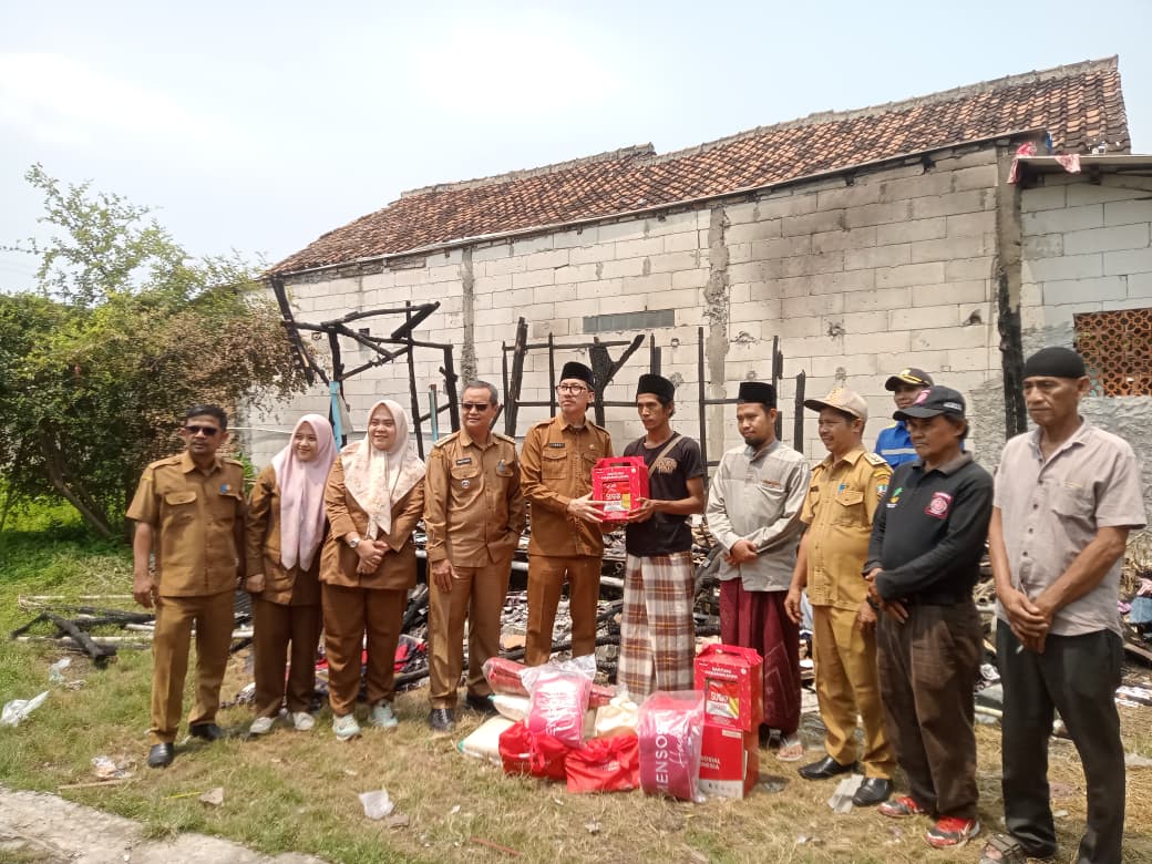 Penyerahan Bantuan Kepada Majelis Taklim Bani Salim Kel. Warung Jaud Oleh Dinsos Kota Serang Didampingi Camat Kasemen