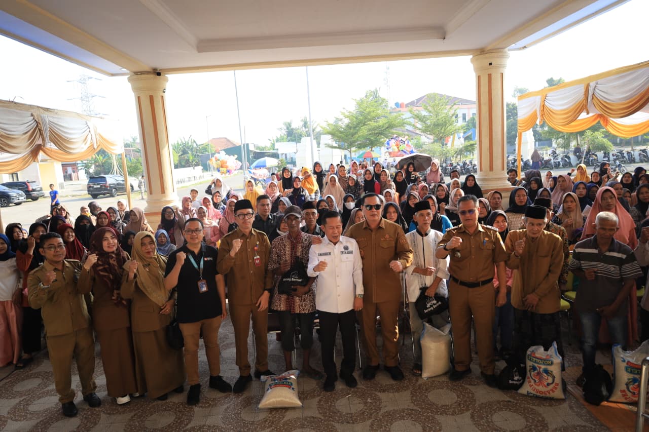 Pendistribusian Penerima Kartu KKS Dan Penyerahan Paket Sembako Bagi Masyarakat Miskin Ekstrim Di Kecamatan Kasemen