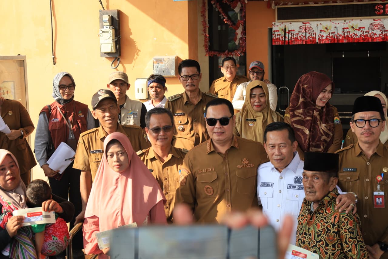 Pendistribusian Kartu KKS Dan Penyerahan Paket Sembako Bagi Masyarakat Miskin Ekstrim Di Wilayah Kecamatan Kasemen