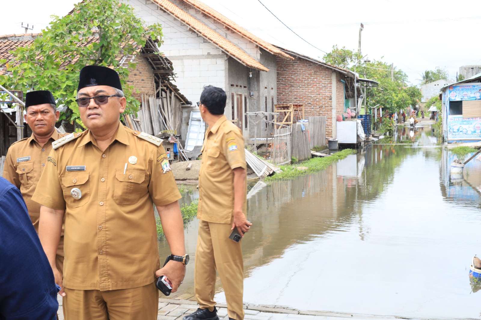 Camat Kasemen Melakukan Pengecekan Situasi Banjir Rob Di Lingk. Pamarican, Kp. Sukajaya Kelurahan Banten Kecamatan Kasemen