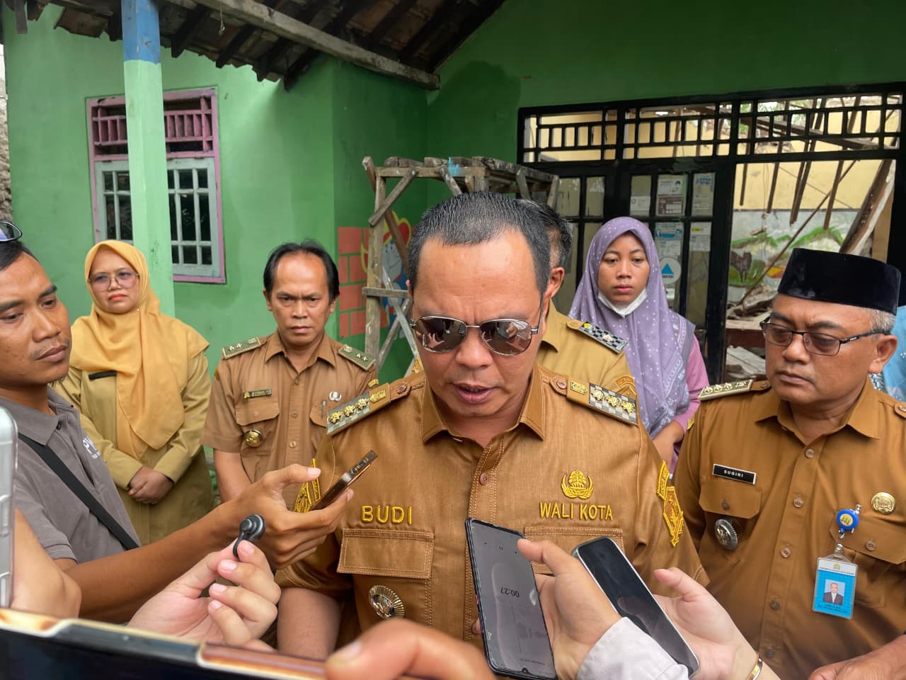 Wali Kota Serang didampingi Camat Kasemen, Kepala Dinas Perkim Kota Serang Dan Lurah Sawah Luhur Meninjau Langsung Kondisi Rumah Rubuh di Kelurahan Sawah Luhur Kecamatan Kasemen