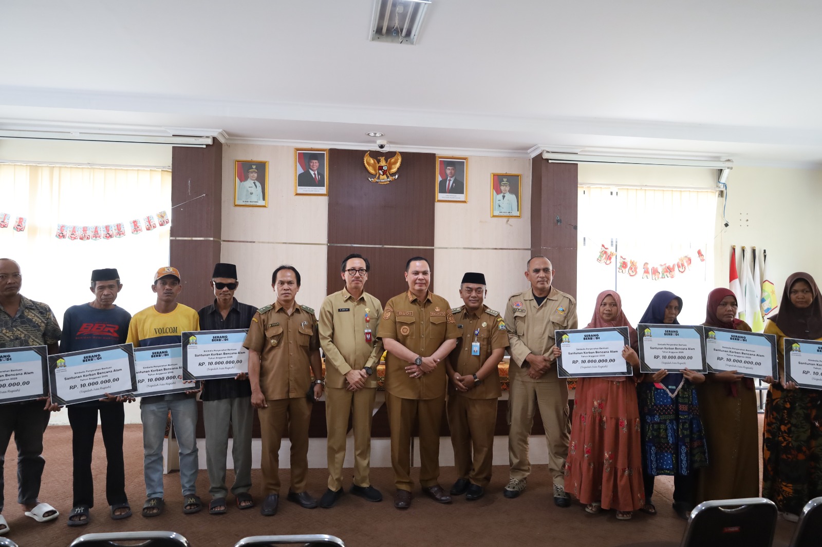 Pemberian Bantuan Sosial Kepada Keluarga Musibah Tersambar Petir Di Kelurahan Sawah Luhur Kecamatan Kasemen