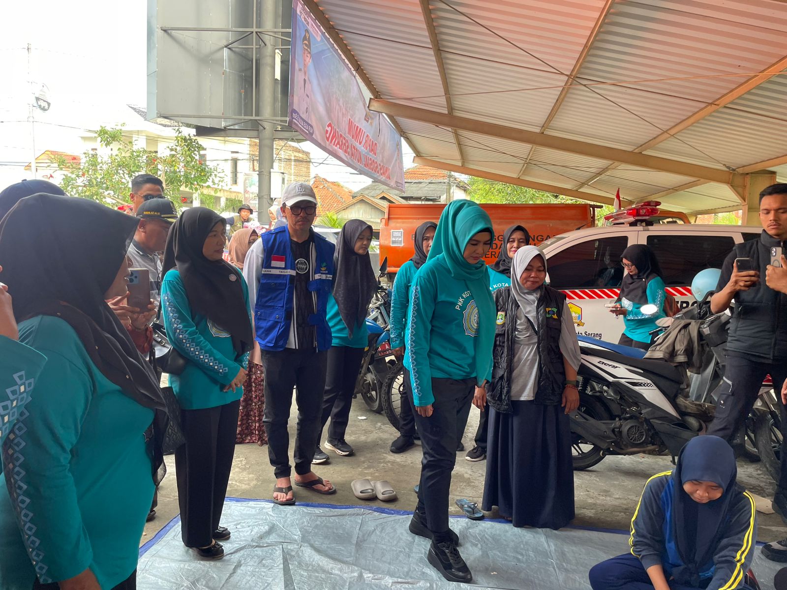 Ketua Tim Penggerak PKK Kota Serang Mengunjungi Lokasi Banjir dan Posko Pengungsian serta Dapur Umum di Kecamatan Kasemen