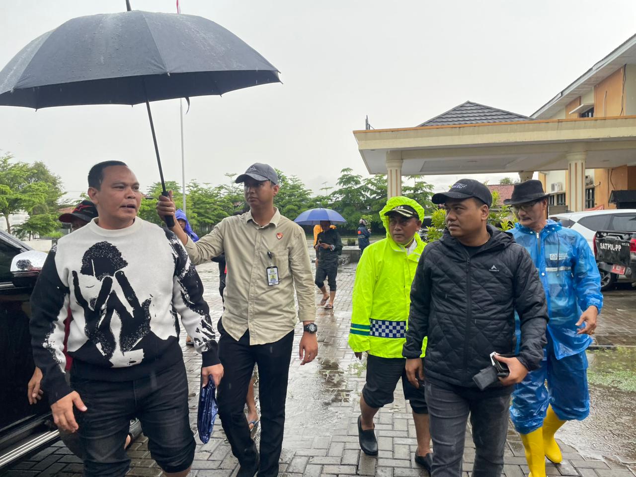 Wali Kota Serang Didampingi Camat Kasemen Melakukan Monitoring Lokasi Banjir Di Lingk. Sukabela Dan Sukadana Kelurahan Kasemen Kecamatan Kasemen