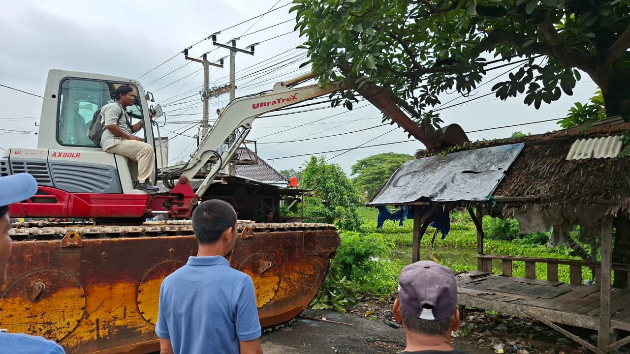 Pembongkaran Bangunan Liar Di Kanal Kali Kroya Kasunyatan Kasemen