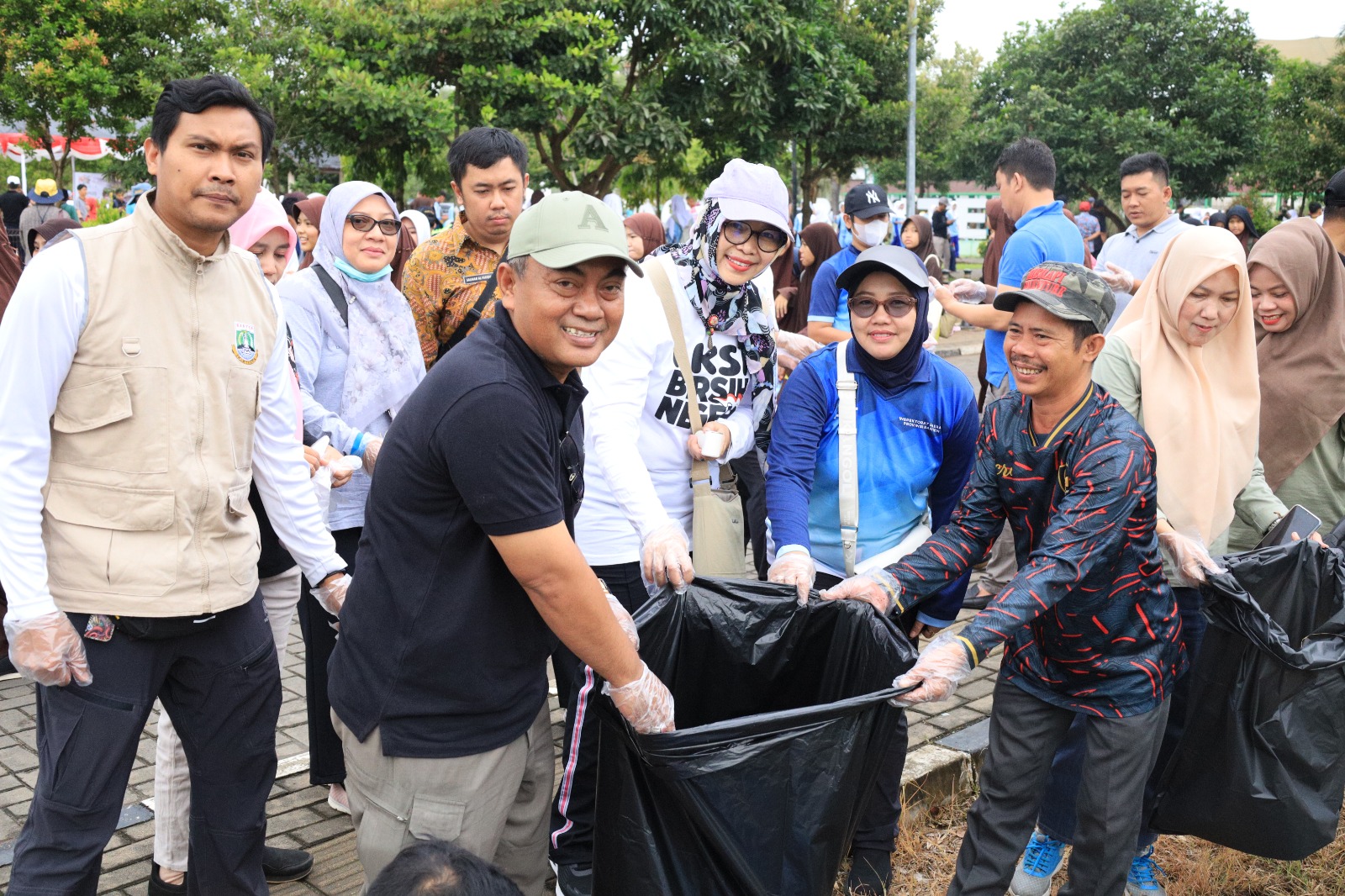 Giat Jum'at Bersih Bersama Forkopimda Provinsi Banten dan Kota Serang dengan tema Gerakan Indonesia ASRI, Aman, Sehat, Resik, Indah