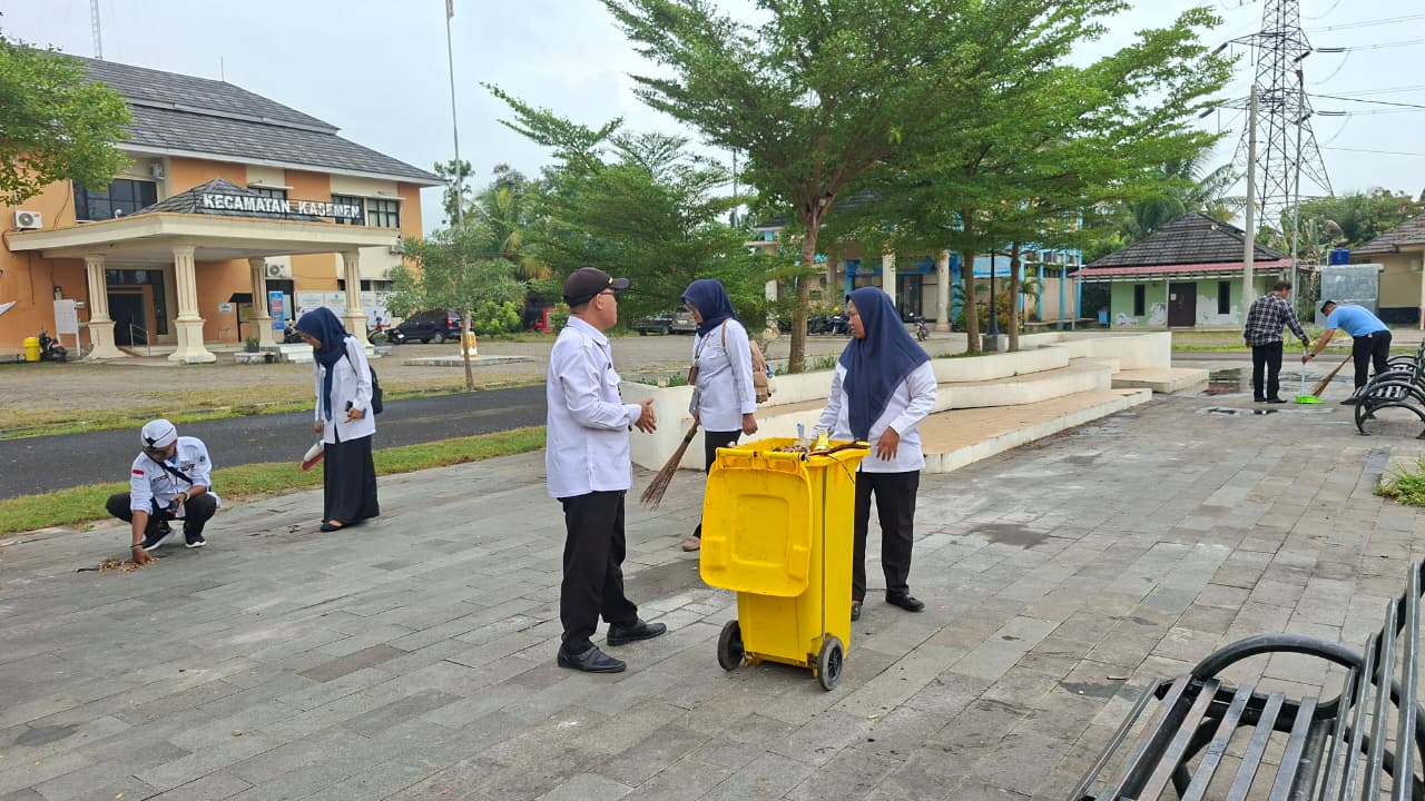 Giat Jum'at Bersih Di Lingkungan Kecamatan Kasemen Kota Serang