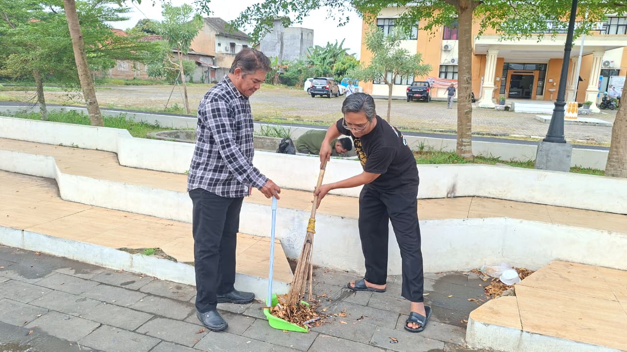 GIAT JUM'AT BERSIH DI LINGKUNGAN KECAMATAN KASEMEN, 27-03-2026