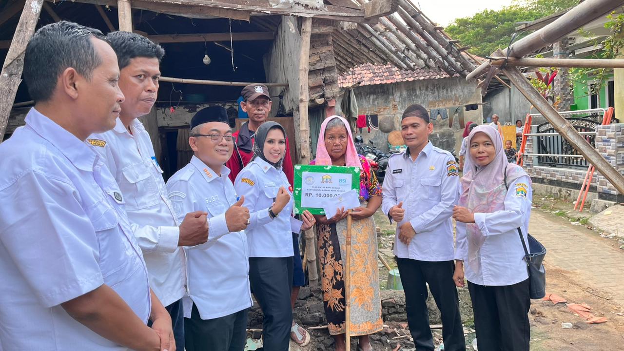 Penyerahan Bantuan Tunai Kepada Warga Musibah Rumah Roboh di Kelurahan Terumbu Kecamatan Kasemen Kota Serang