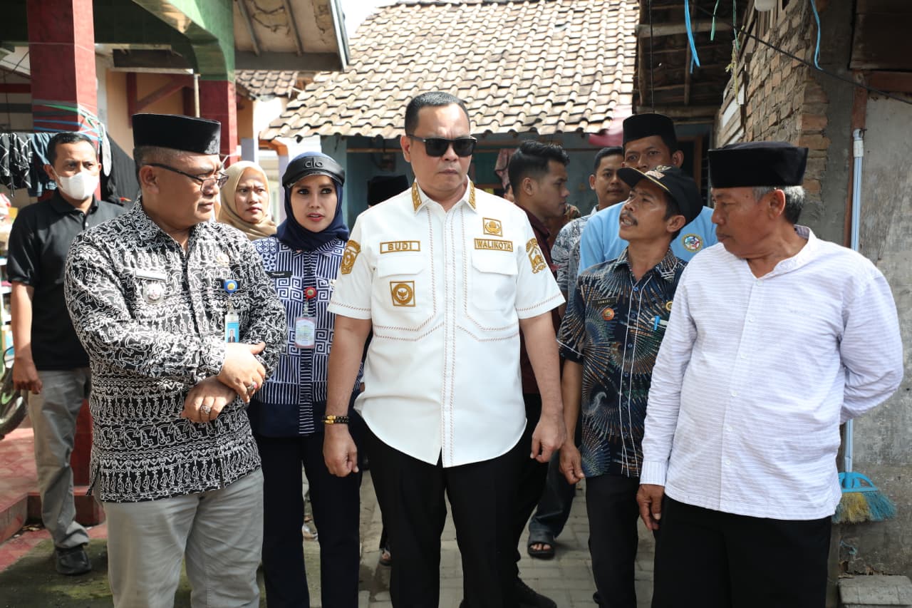 Penyerahan bantuan bagi warga terdampak bencana rumah roboh di Kelurahan Warung Jaud dan Mesjid Priyayi Kecamatan Kasemen, Kota Serang oleh Wali Kota Serang