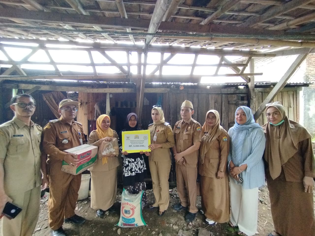 Monitoring Dan Penyerahan Bantuan Bagi Warga Terdampak Musibah Rumah Roboh Di Kelurahan Kasunyatan