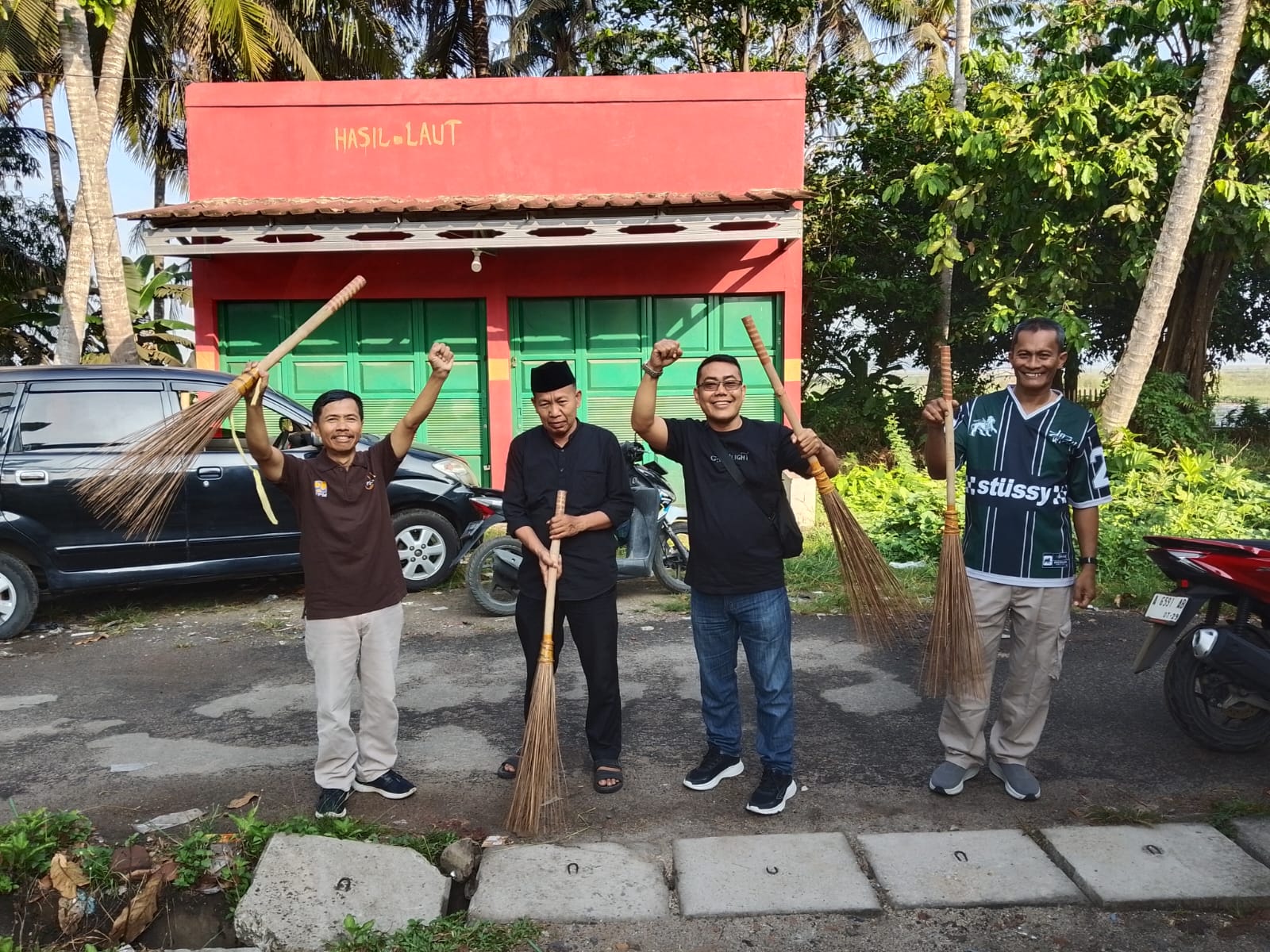 Giat Jum'at Bersih Di Lingkungan Kelurahan Terumbu Kecamatan Kasemen