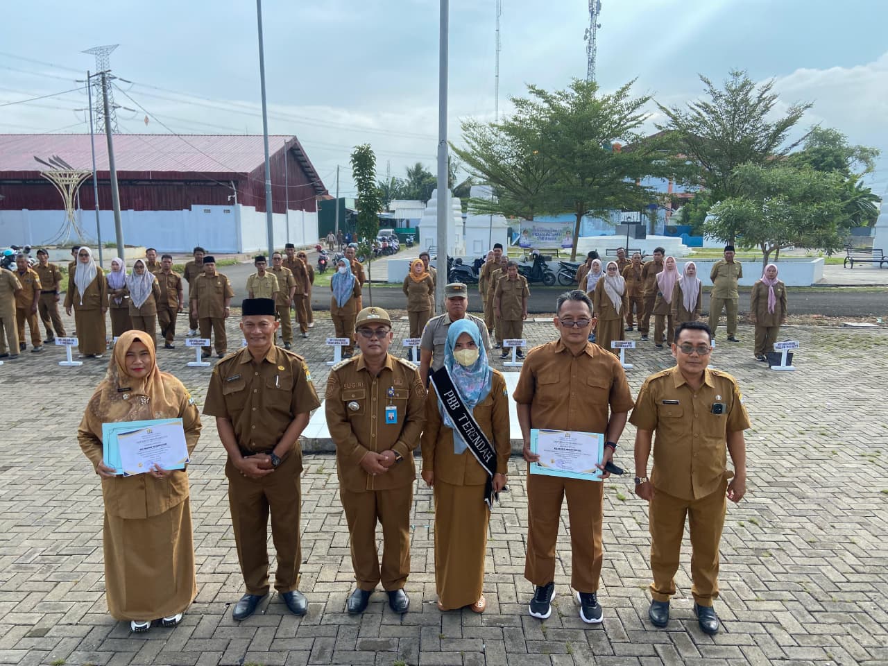 Penyerahan Piagam Penghargaan Dalam Rangka Realisasi PBB Tertinggi Tingkat Kecamatan Kasemen
