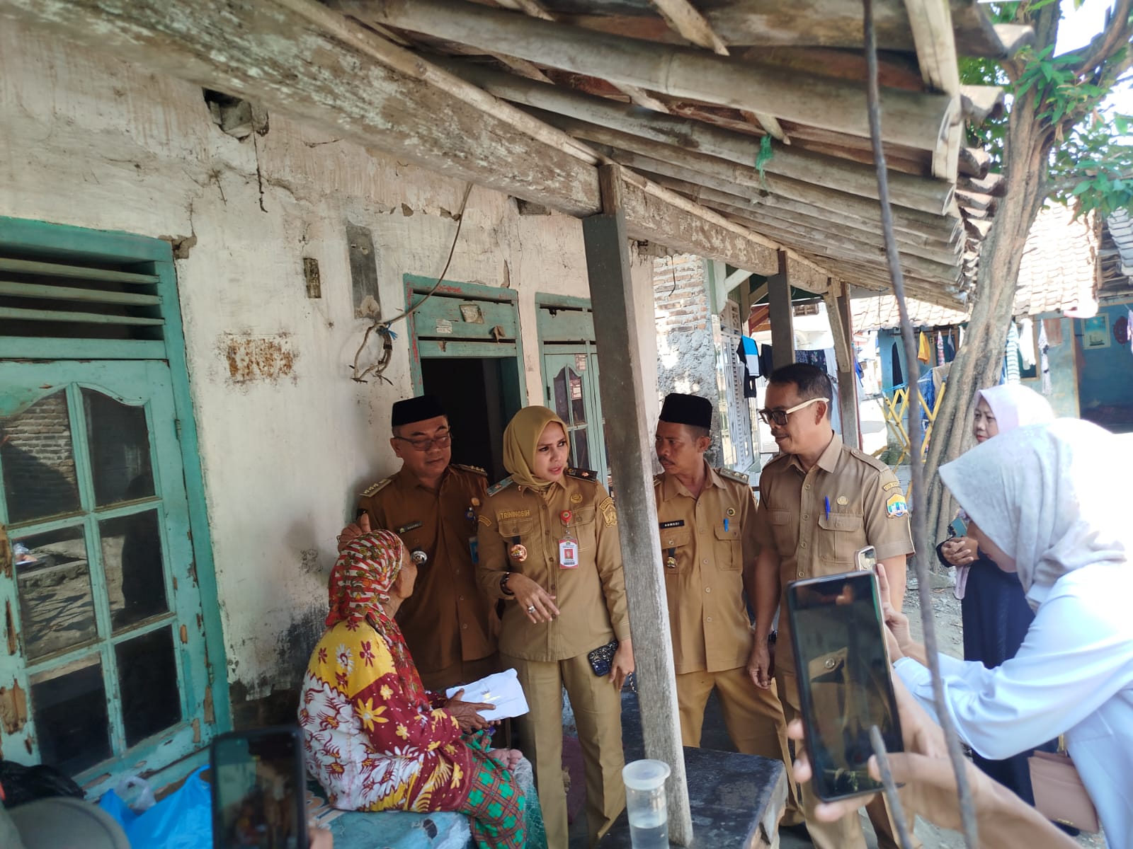 Pemberian Bantuan Tunai Kepada Salah Satu Warga Di Kelurahan Warung Jaud Bersama Staf Ahli Wali Kota Serang