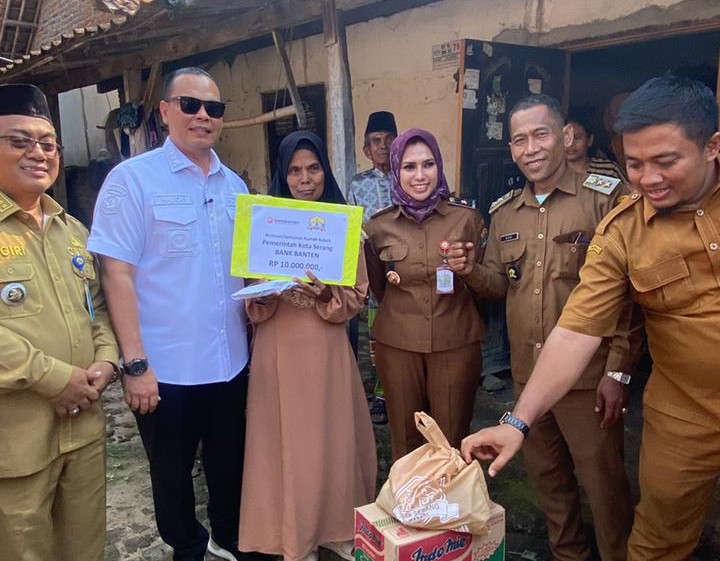 Monitoring RTLH Serta Pemberian Bantuan Kepada Warga Terdampak Rumah Roboh Di Kelurahan Bendung Kecamatan Kasemen Oleh Wali Kota Serang