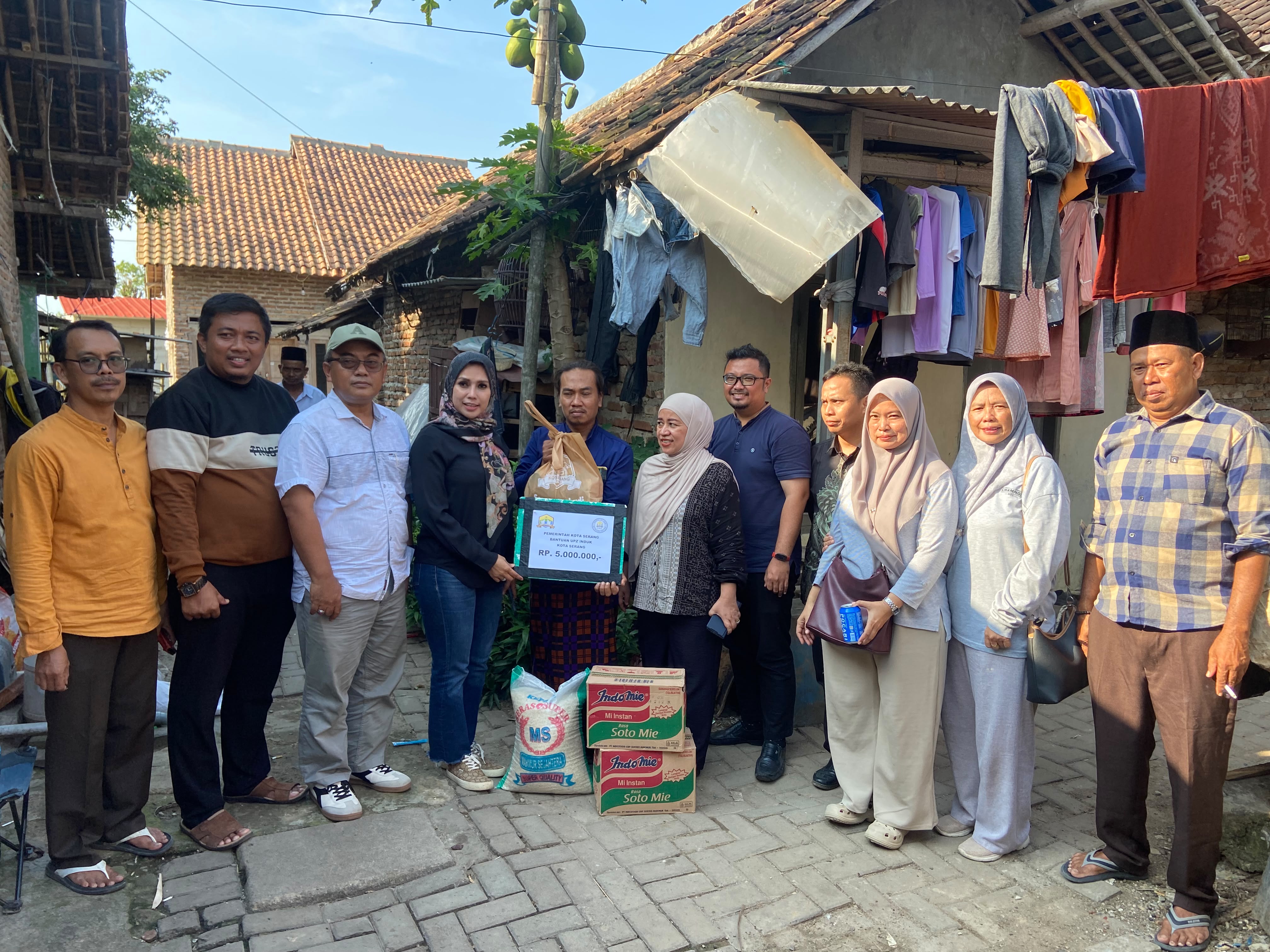 Penyerahan Bantuan Sosial Kepada Warga Di Kecamatan Kasemen Bersama Staf Ahli Wali Kota Serang Dan Dinsos Kota Serang
