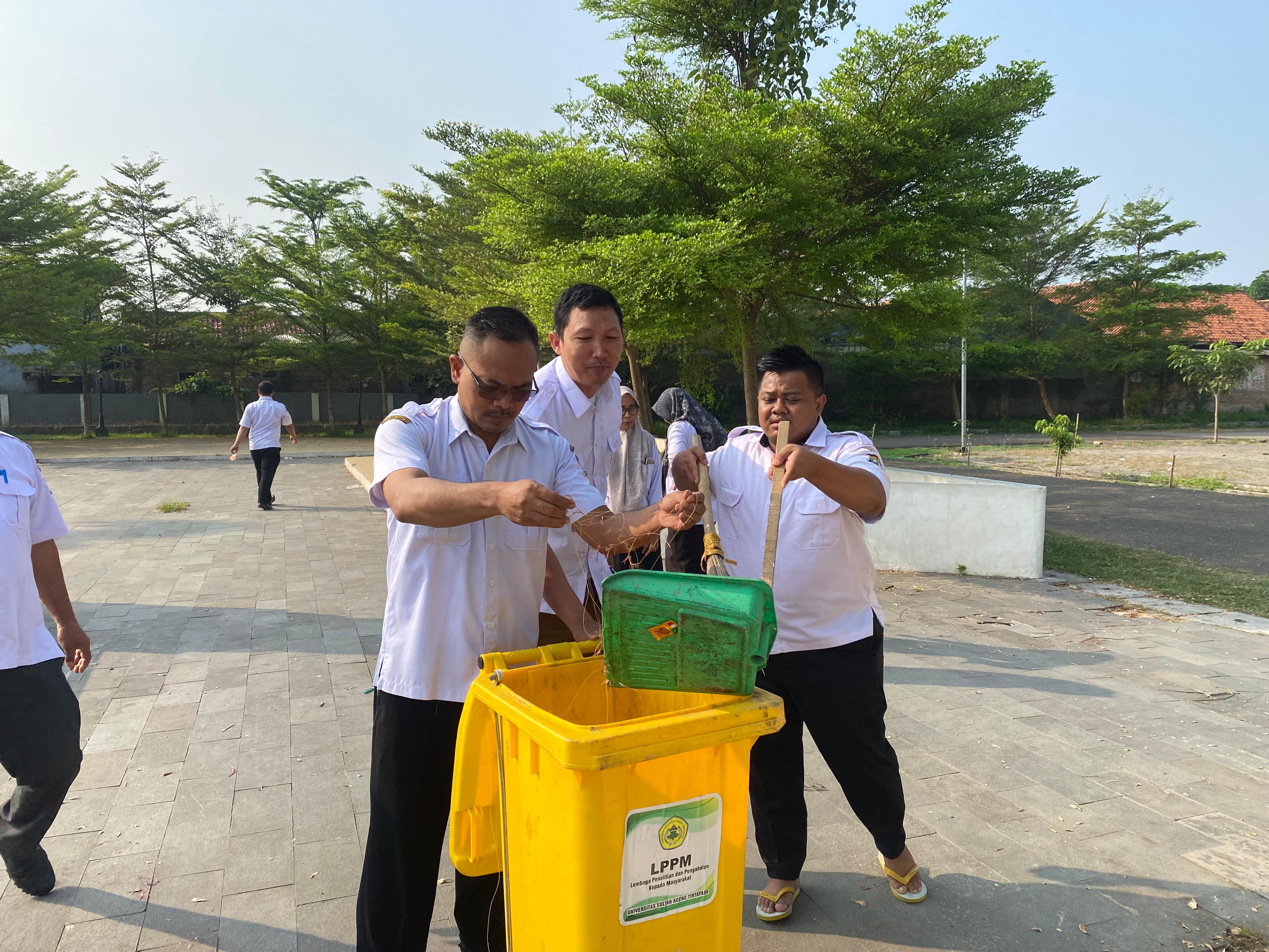 Giat Rabu Bersih "Gerakan Indonesia Asri" di Lingkungan Kecamatan Kasemen