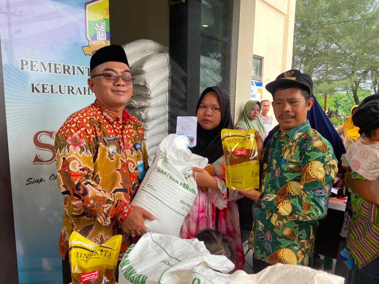 Penyaluran Bantuan Pangan Beras Dan Minyak Goreng Di Seluruh Kelurahan Se-Kecamatan Kasemen
