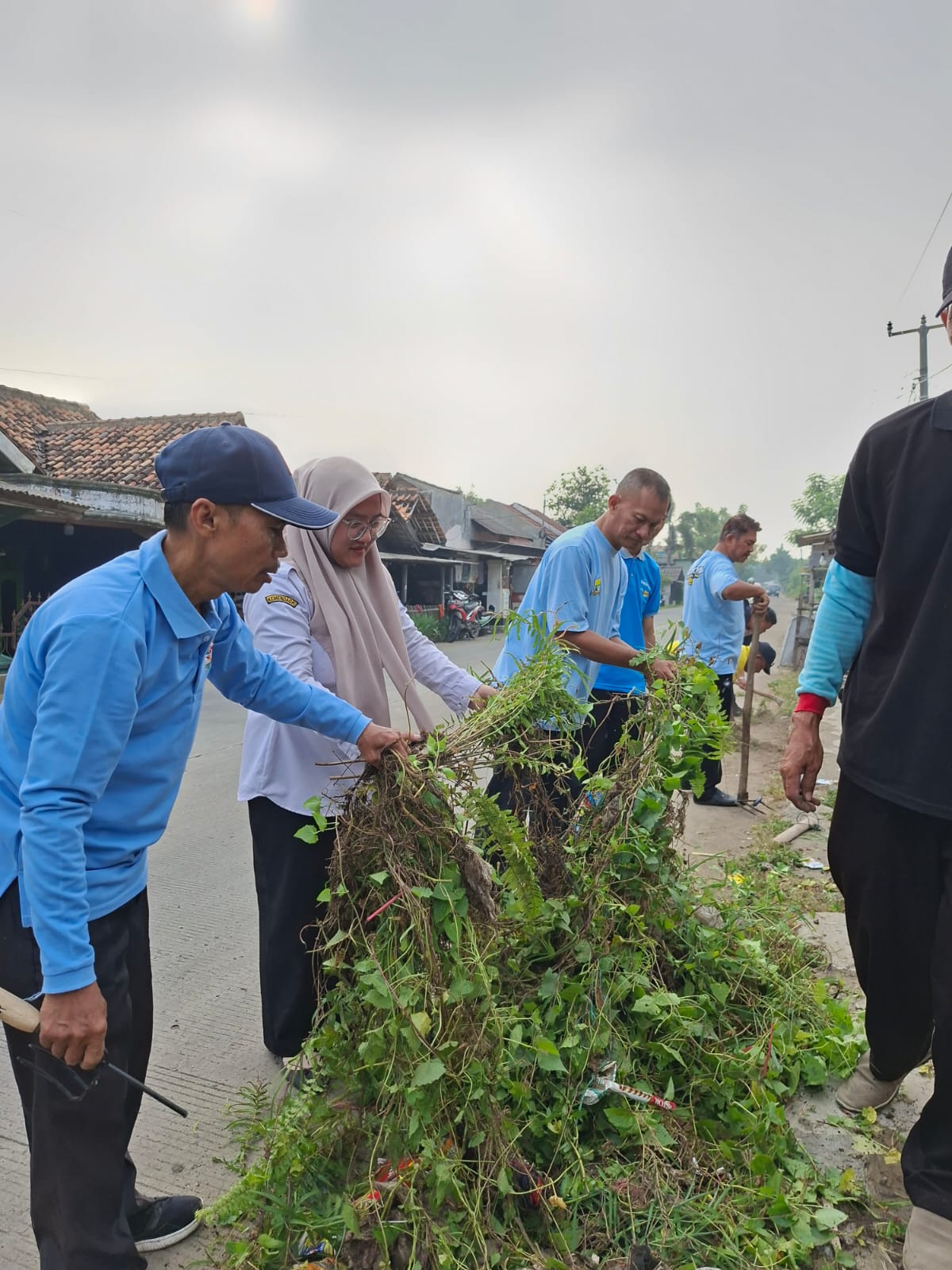 Giat Rabu Bersih “Gerakan indonesia Asri“ Di Kelurahan Sawah Luhur Kecamatan Kasemen