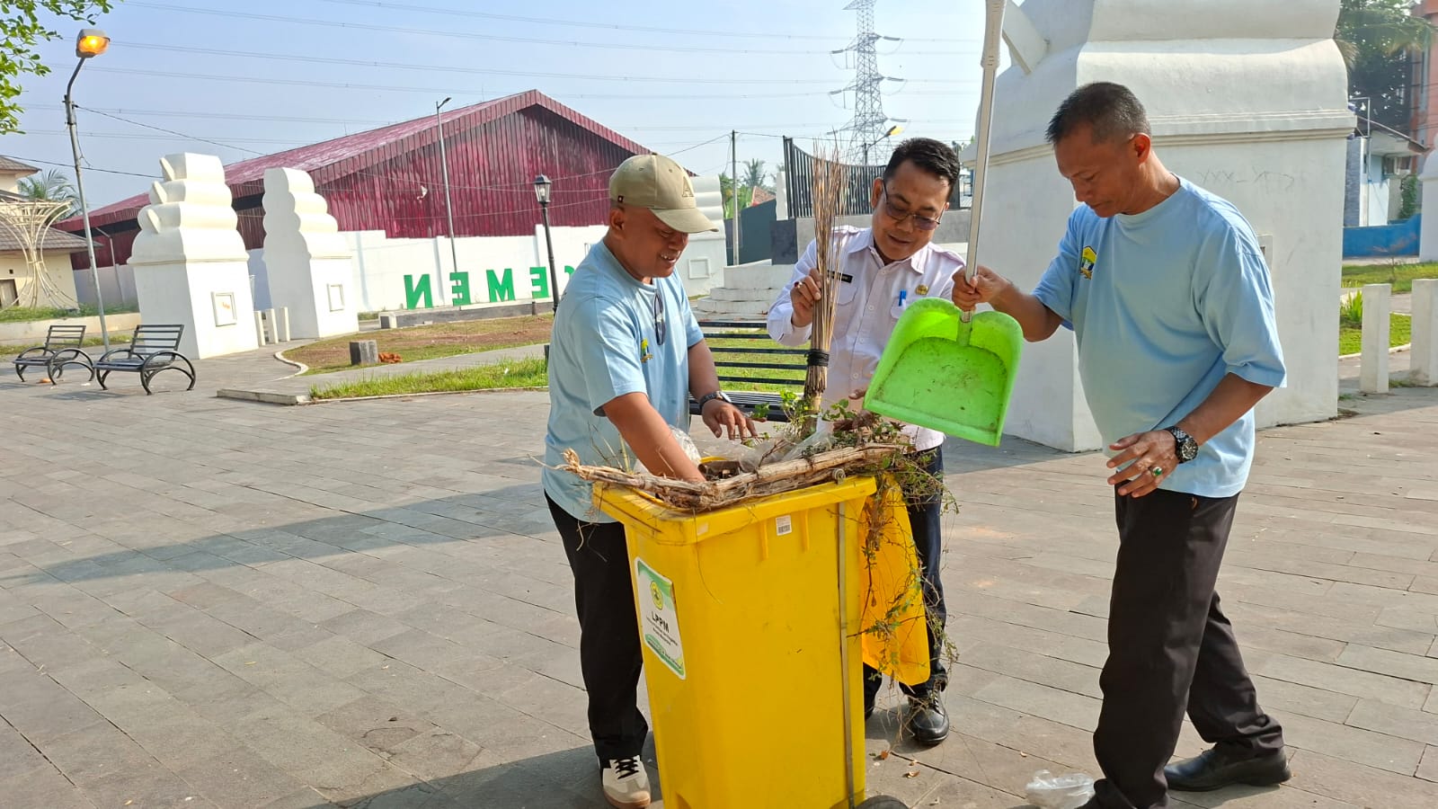 Giat Rabu Bersih "Gerakan Indonesia Asri" Di Lingkungan Kantor Kecamatan Kasemen