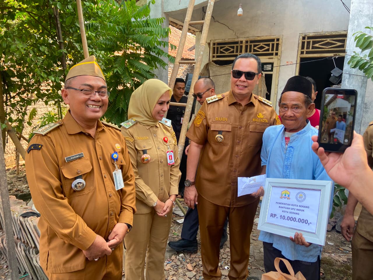 Penyerahan Bantuan Rumah Roboh Di Kelurahan Warung Jaud Kecamatan Kasemen Oleh Wali Kota Serang