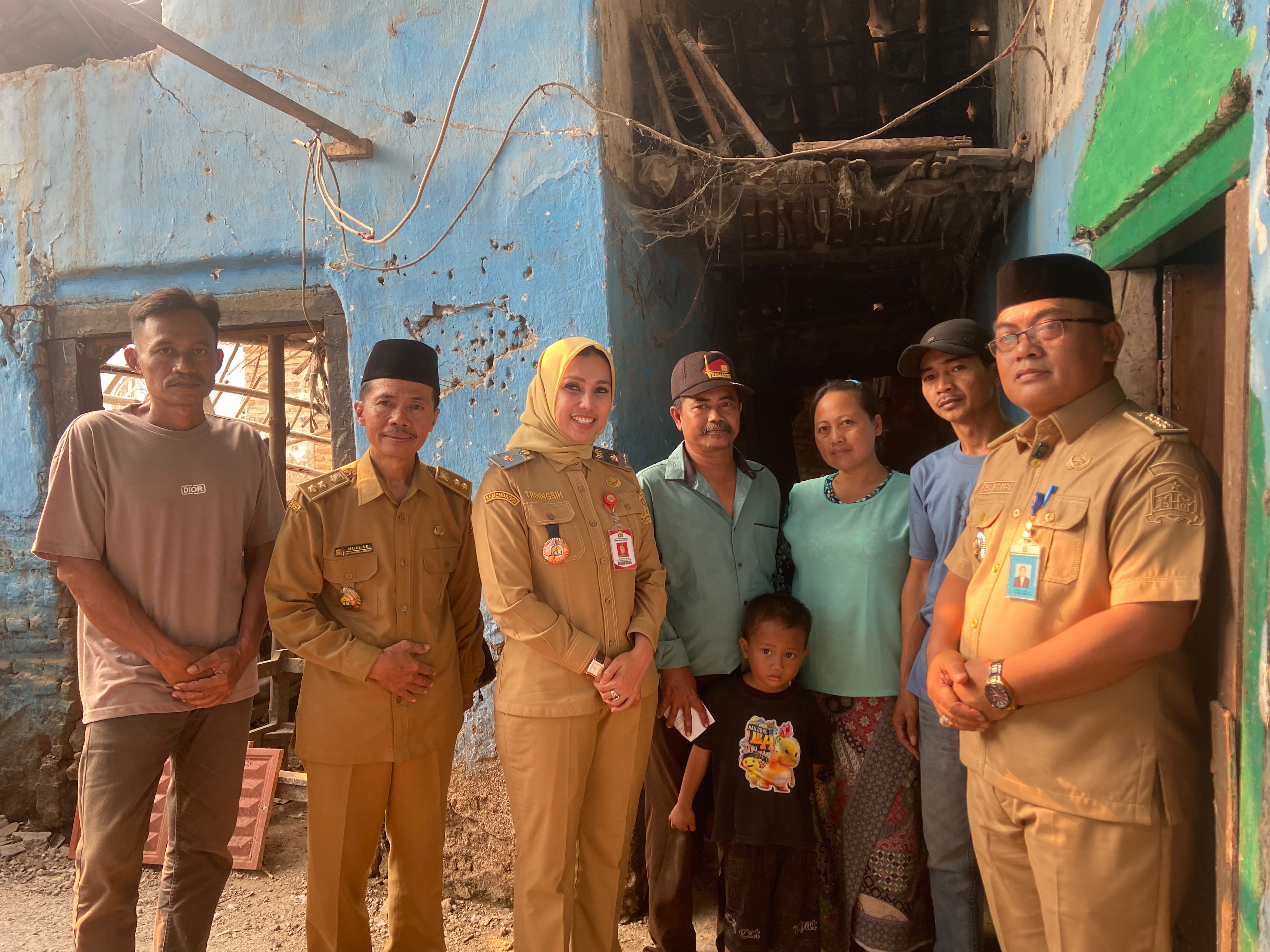 Penyerahan Bantuan Kepada Warga Terdampak Musibah Rumah Roboh Kelurahan Terumbu, Kecamatan Kasemen Bersama Staf Ahli Wali Kota Serang