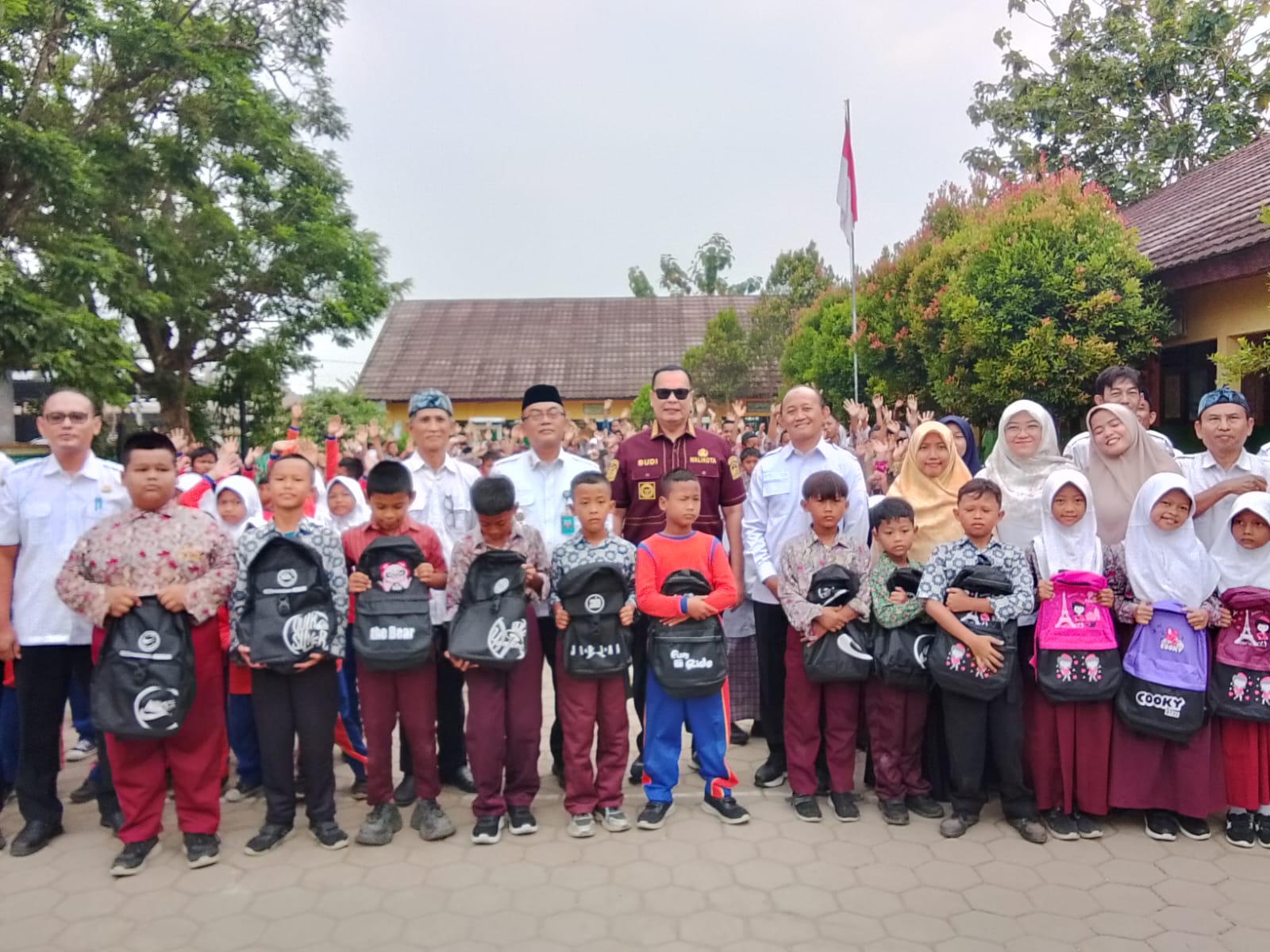Kegiatan Pemberian Bantuan Alat Tulis Bagi Anak Yatim di SMPN 16 Kota Serang dan SDN Ciwedus Bersama Wali Kota Serang