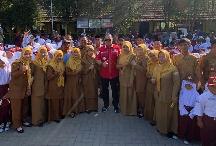 www.kasemen.serangkota.go.id @kecamatan_kasemen Pemberian Bantuan Seperangkat Alat Sekolah Bagi Anak Yatim Di SMAN 4 Kota Serang Dan SDN Margaluyu Bersama Wali Kota Serang