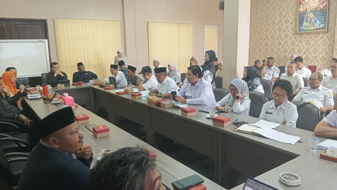 Camat Kasemen Menghadiri Rapat Pembahasan tentang Data Honorer Guru Ngaji, Marbot dan Pemandi Jenazah di DPRD Kota Serang