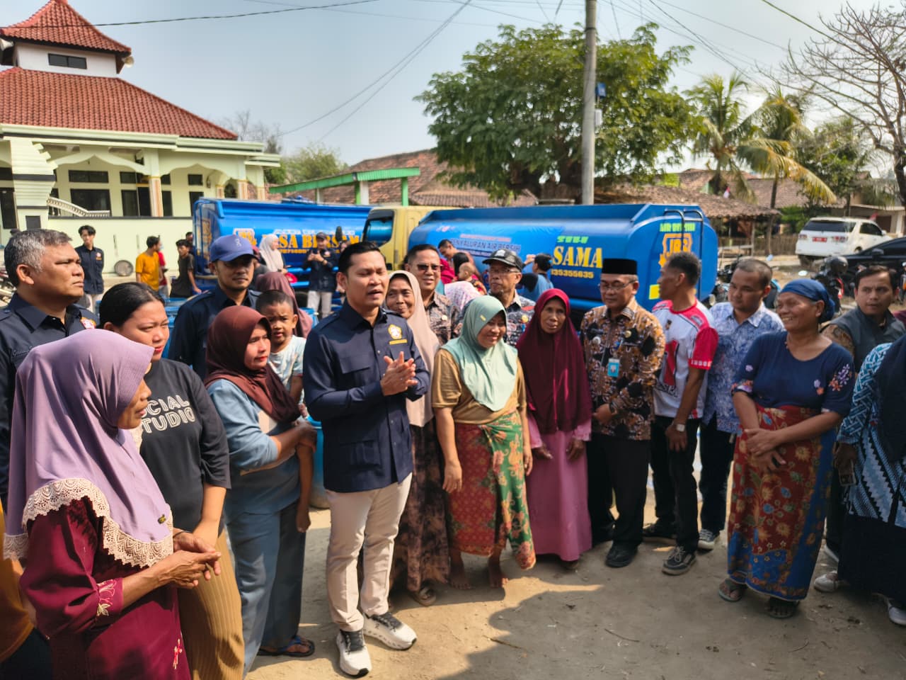 Penyaluran Bantuan Air Bersih di Kp. Cibomo Kelurahan Bendung Kecamatan Kasemen
