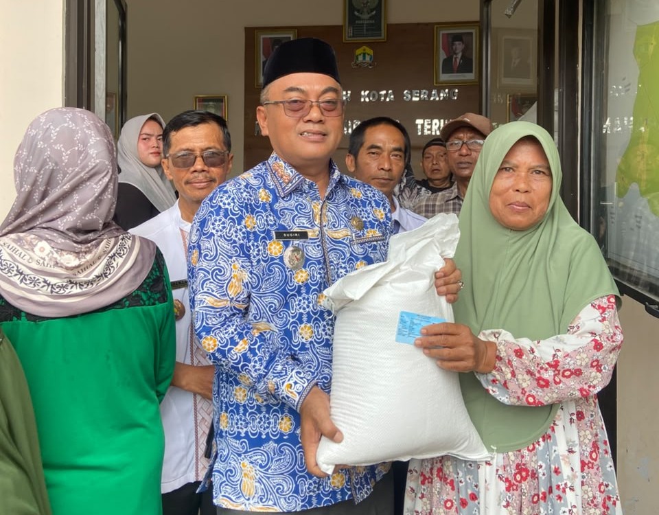 Monitoring Penyaluran Bantuan Bahan Pangan di sejumlah Kelurahan Se-Kecamatan Kasemen Oleh Camat Kasemen