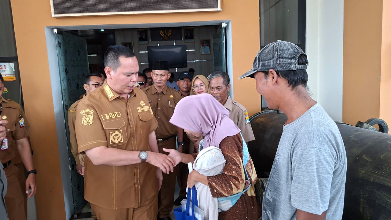 Penyerahan Bantuan Tunai Kepada Warga Kelurahan Margaluyu Kecamatan Kasemen Oleh Wali Kota Serang