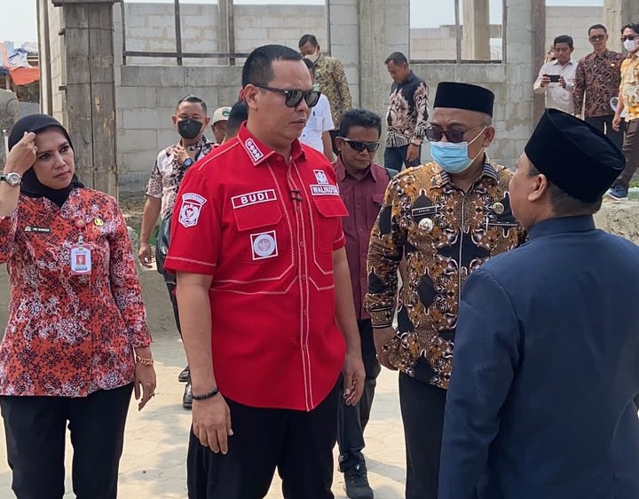 Pemberian Bantuan Kepada Madrasah Diniyah Nurul Iman Padek Kelurahan Margaluyu Kecamatan Kasemen