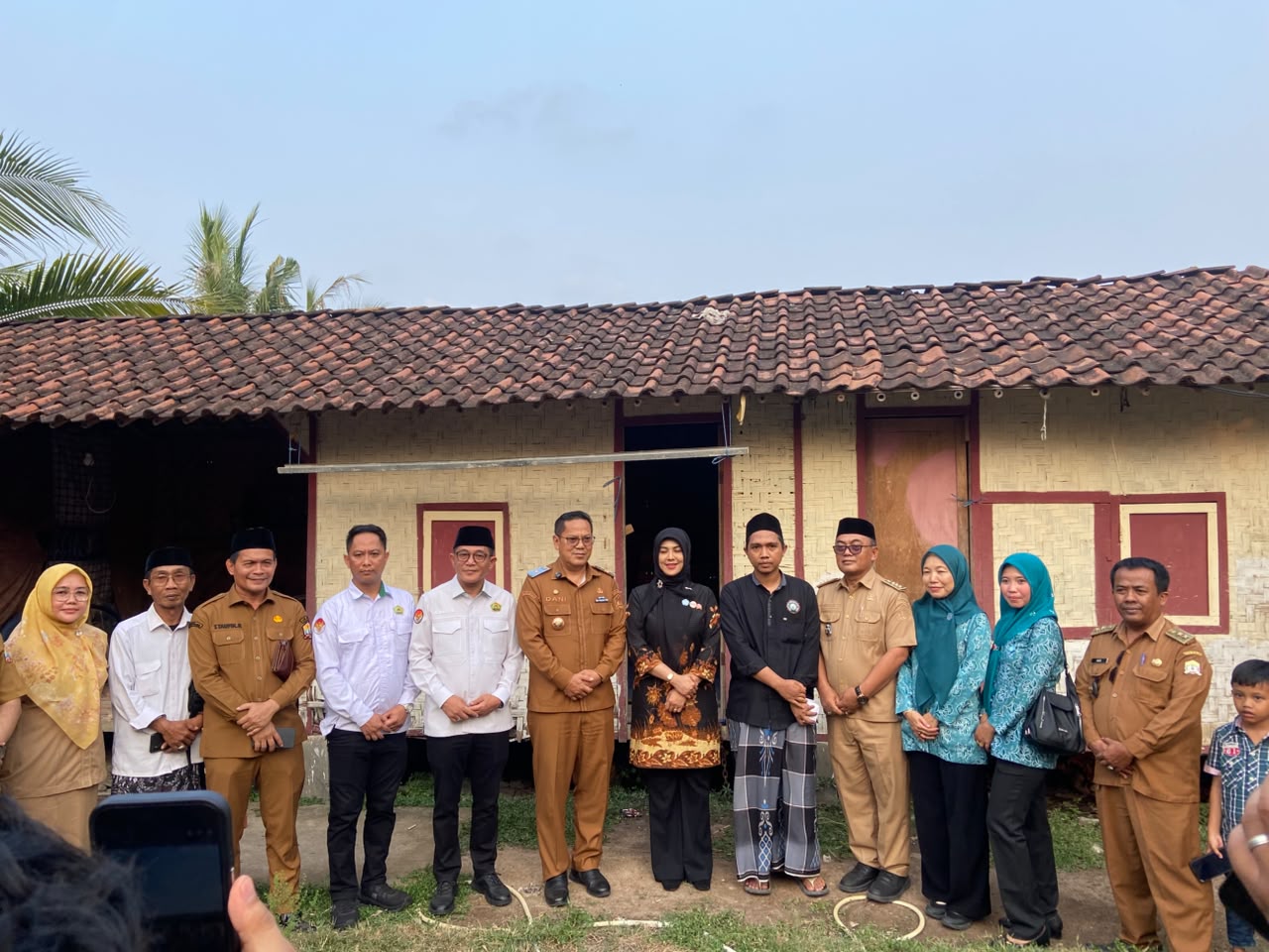 Kunjungan Ibu Wali Kota Serang Dalam Rangka Pemberian Bantuan Kepada Pesantren Nurul Qur'an Al-Ikhlas Bani Fathoni Di Kelurahan Mesjid Priyayi Kecamatan Kasemen.